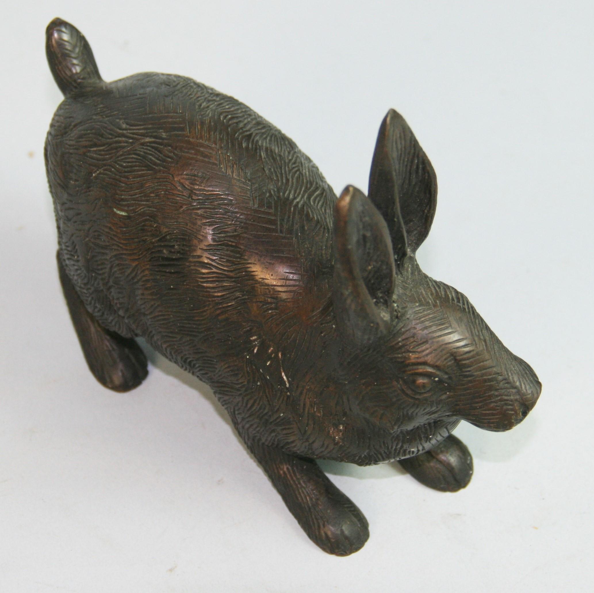 Bronze Sculpture japonaise en bronze coulé Lapin accroupi poilu en vente
