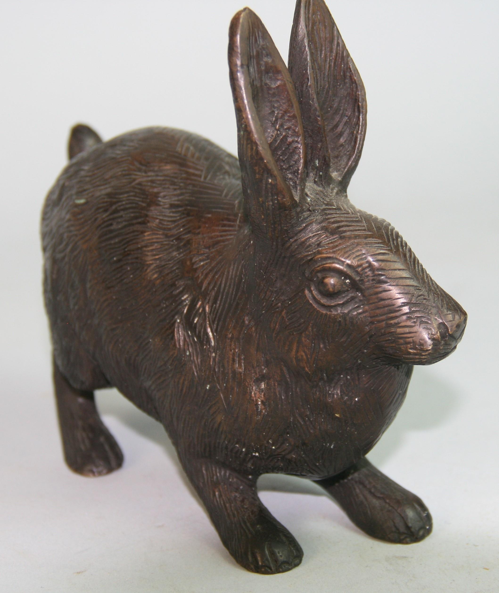 Sculpture japonaise en bronze coulé Lapin accroupi poilu en vente 1