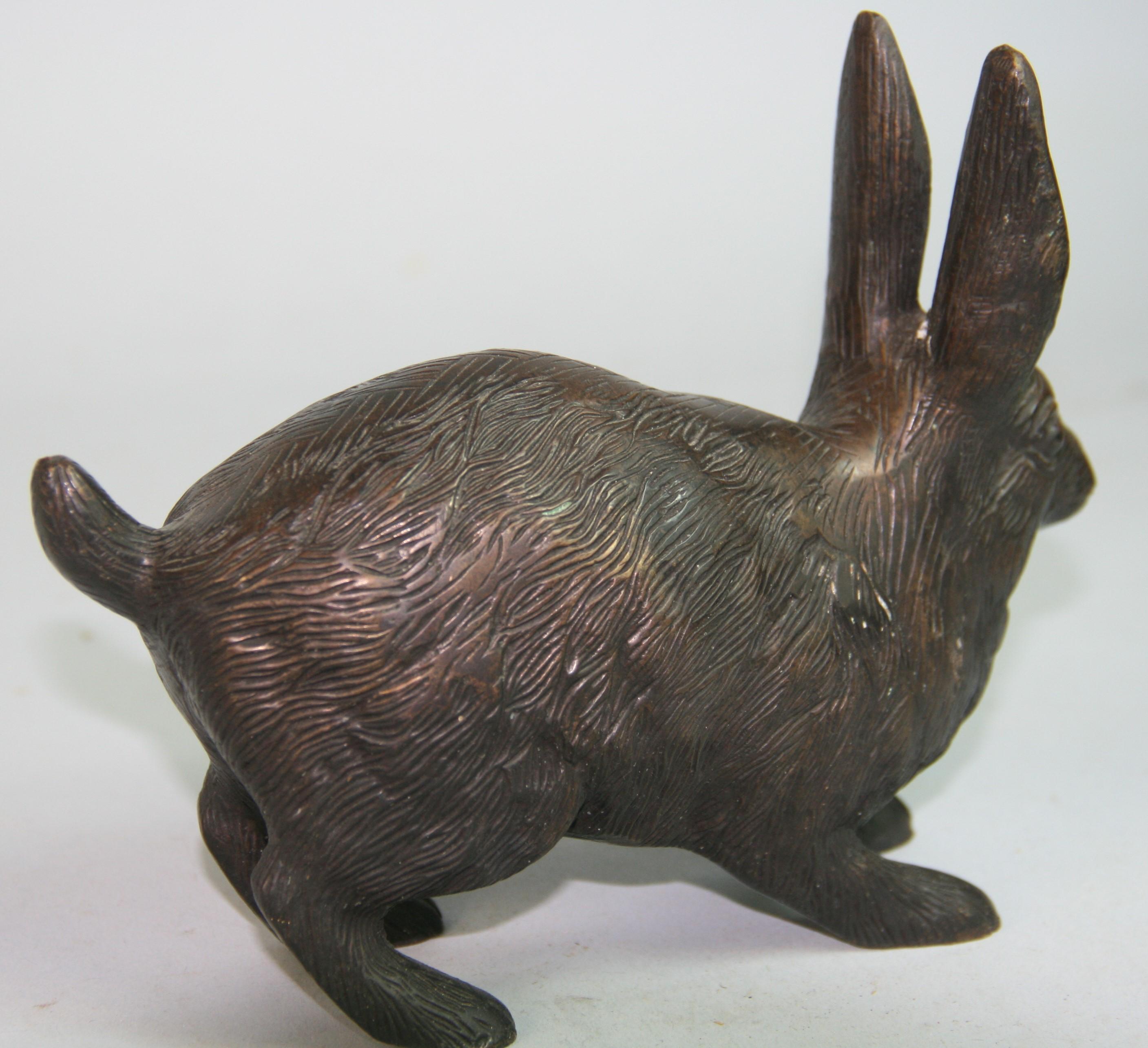 Sculpture japonaise en bronze coulé Lapin accroupi poilu en vente 2
