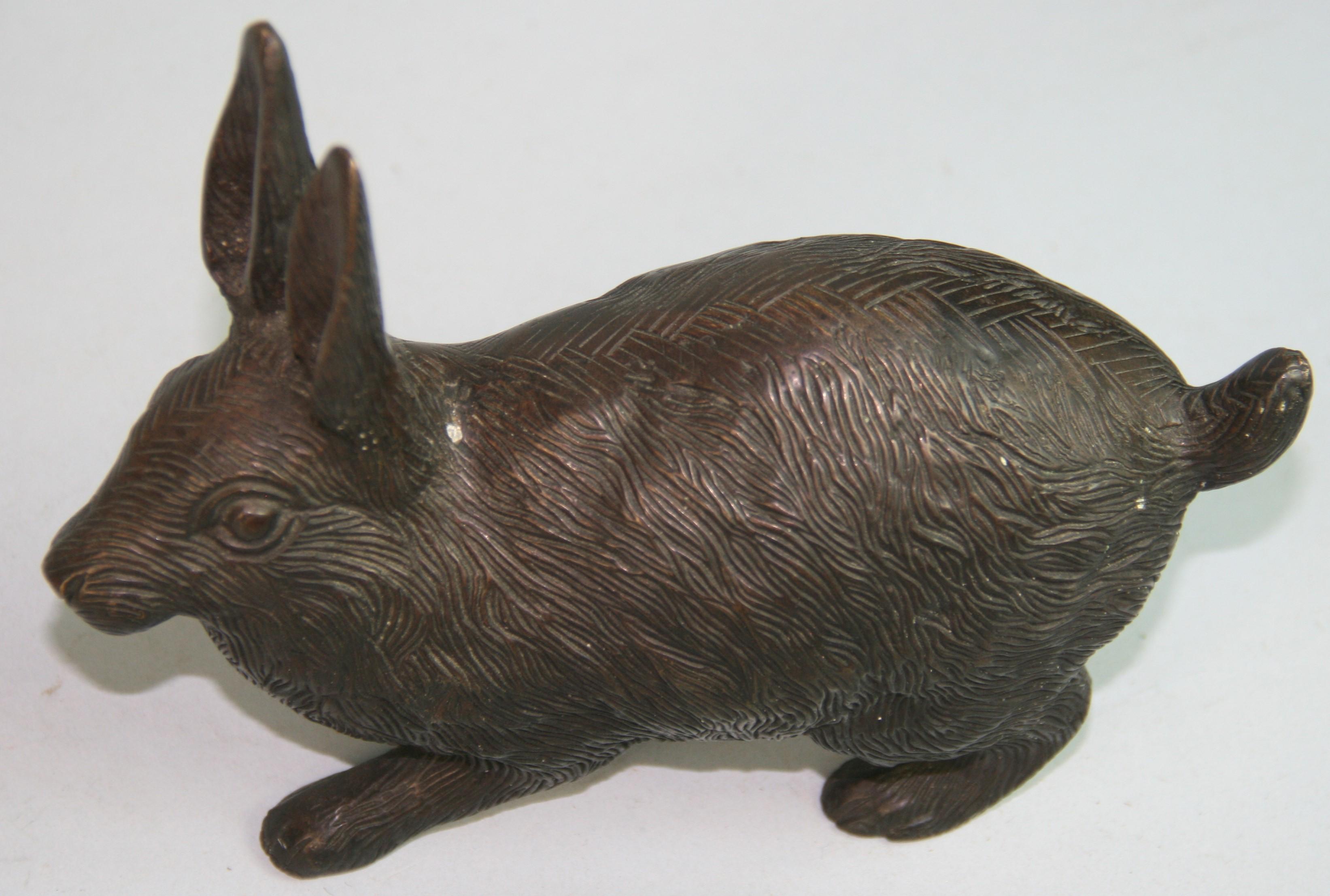 Sculpture japonaise en bronze coulé Lapin accroupi poilu en vente 3