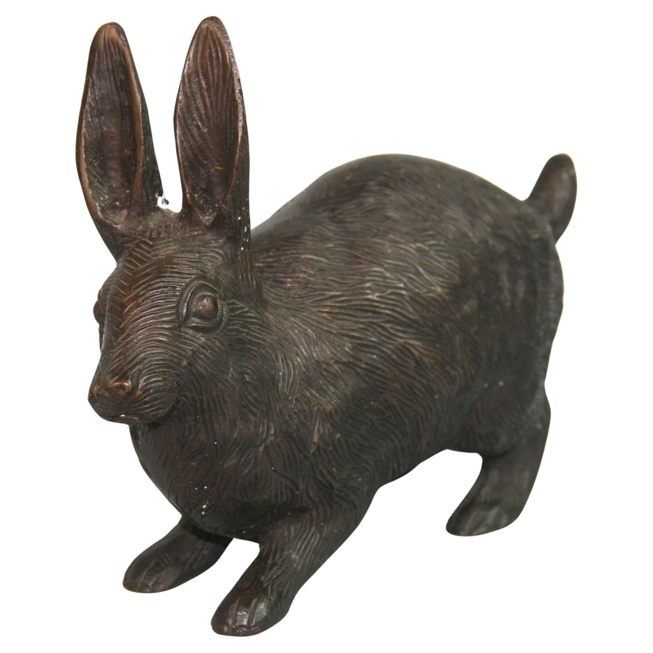 Escultura japonesa de bronce fundido de un conejo peludo agazapado