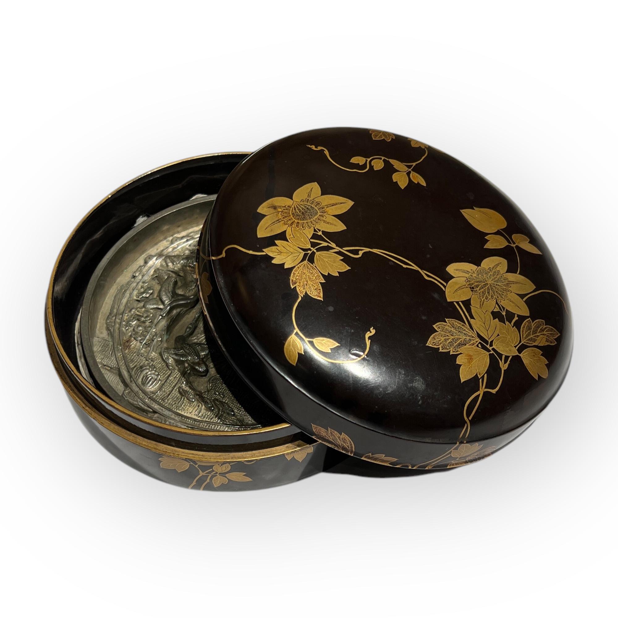 Japanese Cast Bronze Mirror and lacqer box, Edo Period, 18th Century, Japan For Sale 4