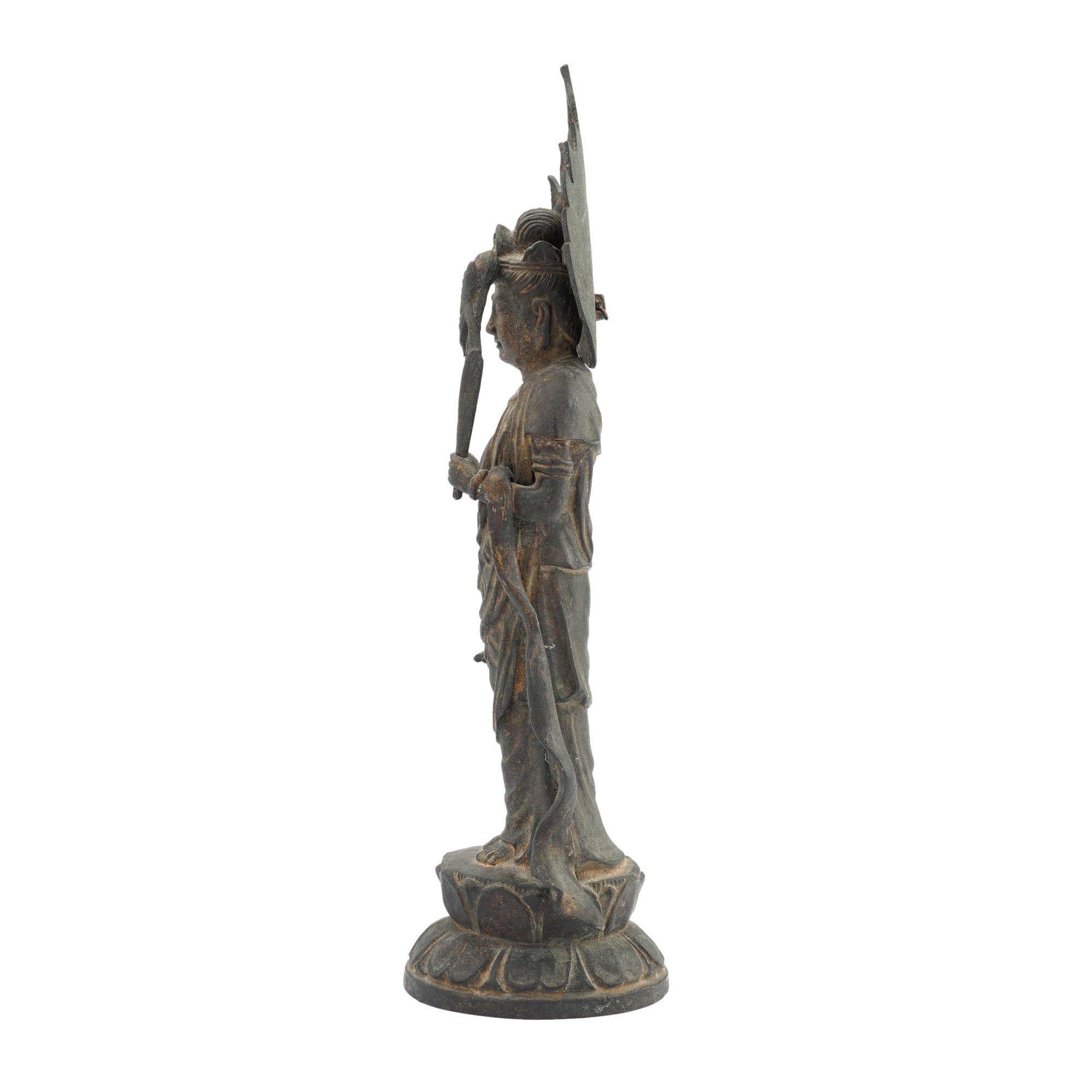 Japanische Bronzestatue eines Bodhisattva aus Bronzeguss, 1780-1800 im Zustand „Gut“ im Angebot in Kenilworth, IL