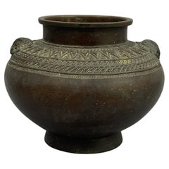 Vase japonais en bronze moulé Vase japonais en bronze moulé