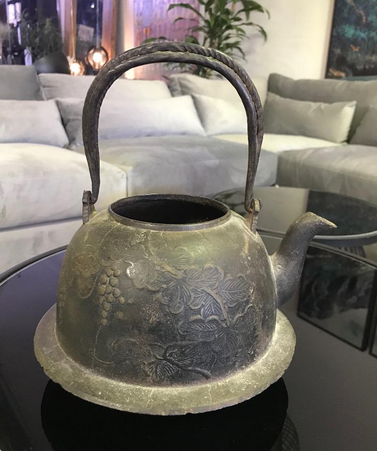 https://a.1stdibscdn.com/japanese-cast-iron-floral-tea-kettle-water-pot-tetsubin-late-19th-century-for-sale-picture-2/f_22543/f_156650911564520391920/Te2_master.jpg