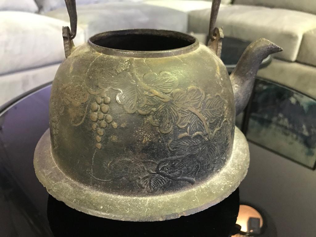 Japanese Meiji Cast Iron Floral Tea Kettle Water Pot Tetsubin, Late 19th Century In Good Condition In Studio City, CA