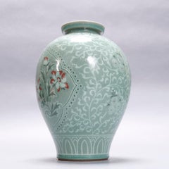 Japanische Celadon Foliate & Blumenverzierte Porzellanvase:: signiert:: 20