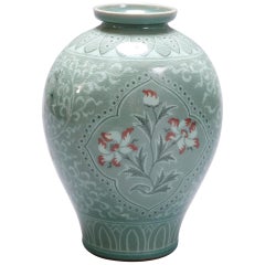 Vase en porcelaine japonaise céladon feuilletée & à décor floral signé:: 20e siècle