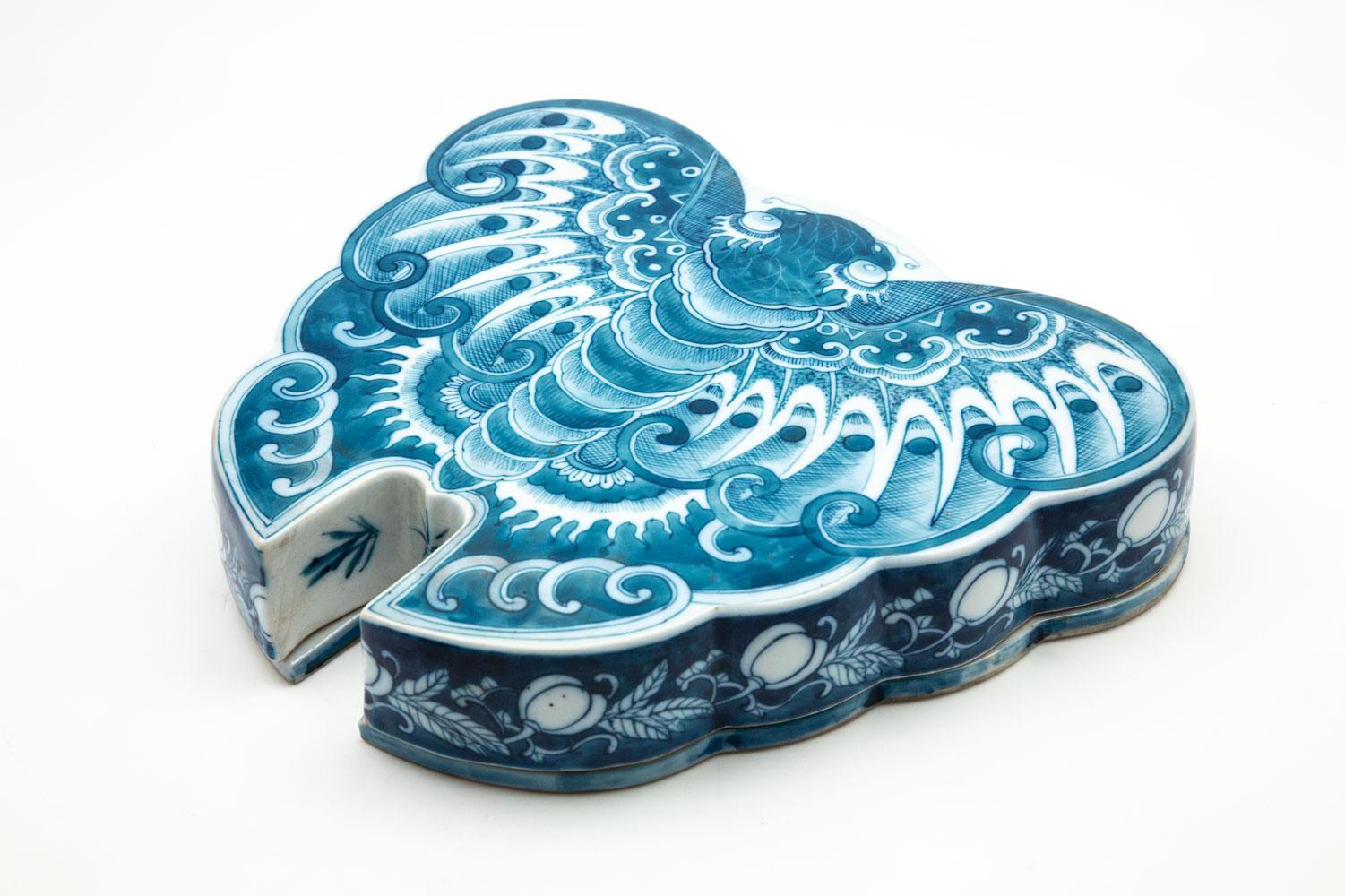 Early 20th century Japanese ceramic butterfly box. This rare piece has been made in the shape of a butterfly and lid lifts off from base.

Measures: 8.75