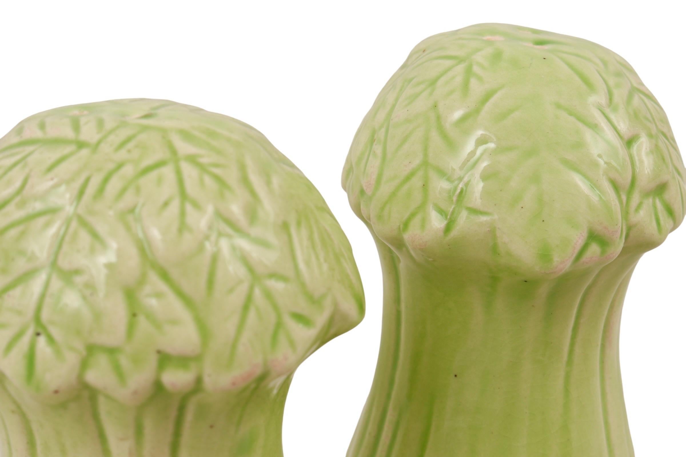 Japonais Salière et poivrière en céramique japonaise en forme de chou en vente