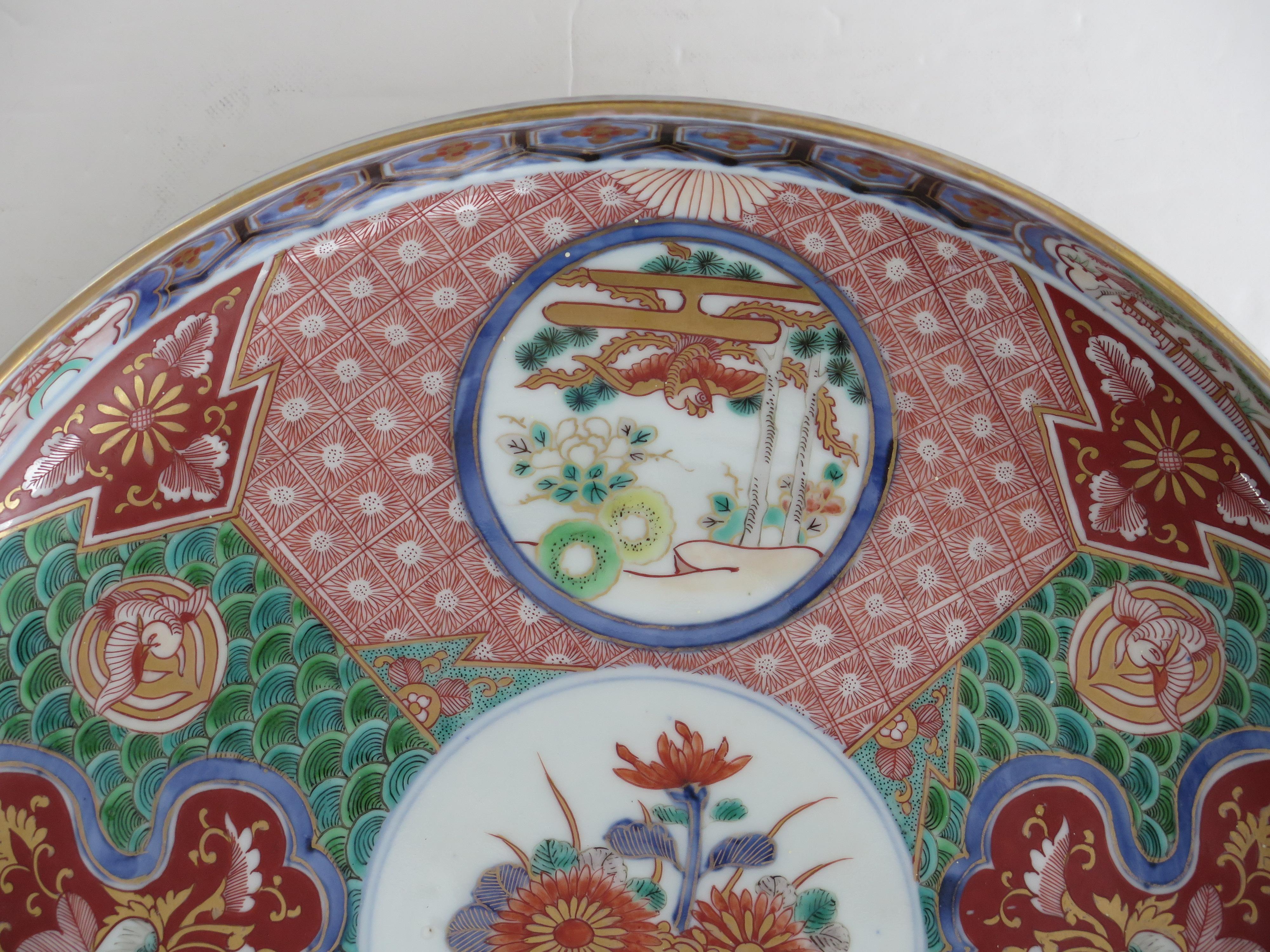 Japanese Ceramic Dish Imari-Arita Finely Hand Painted, Edo Period Circa 1810 In Good Condition For Sale In Lincoln, Lincolnshire