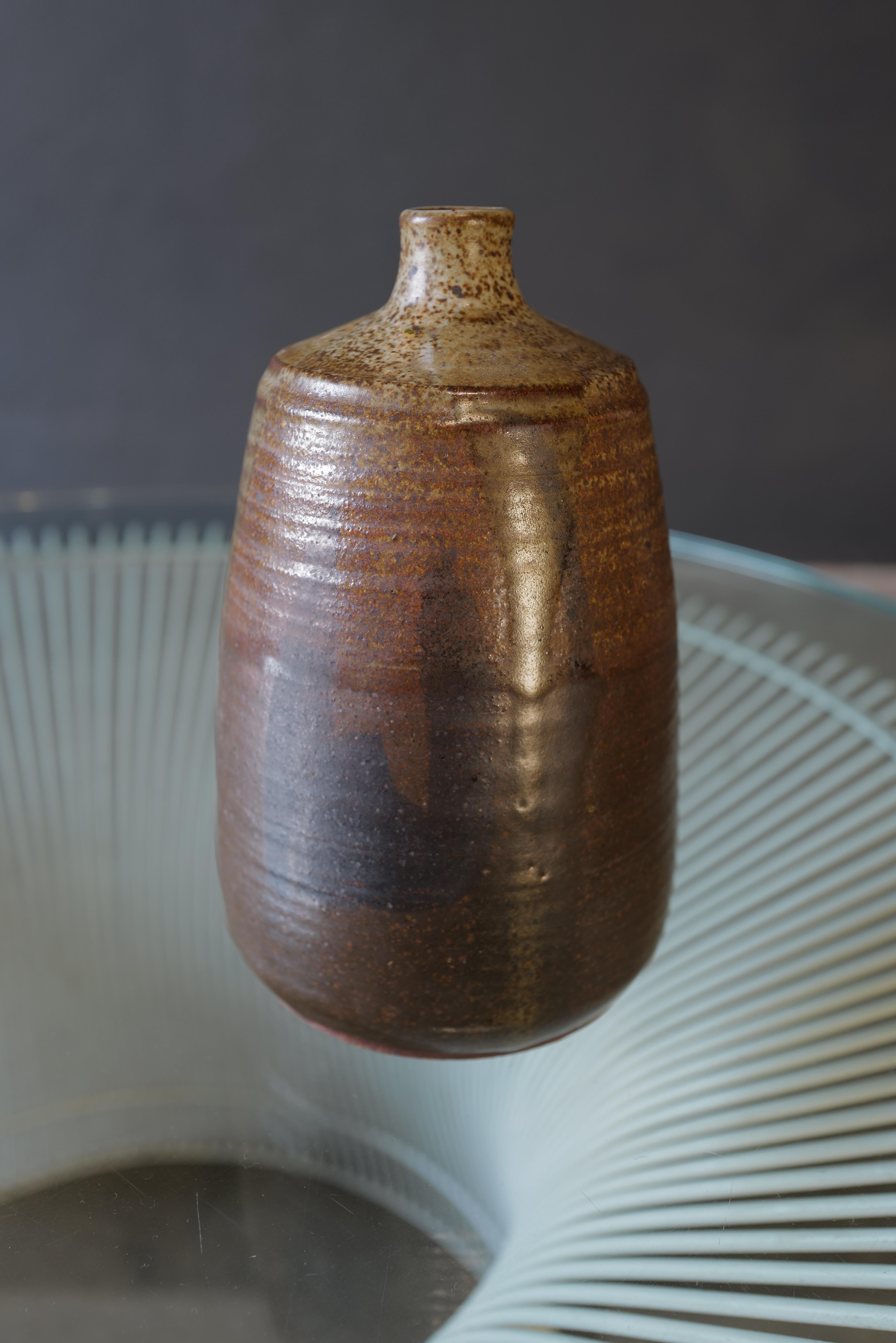 Erleben Sie die zeitlose Schönheit der japanischen Handwerkskunst mit dieser exquisiten Keramikvase. Diese Vase wird in sorgfältiger Handarbeit von geschickten Kunsthandwerkern hergestellt und ist ein Beispiel für die reiche künstlerische Tradition