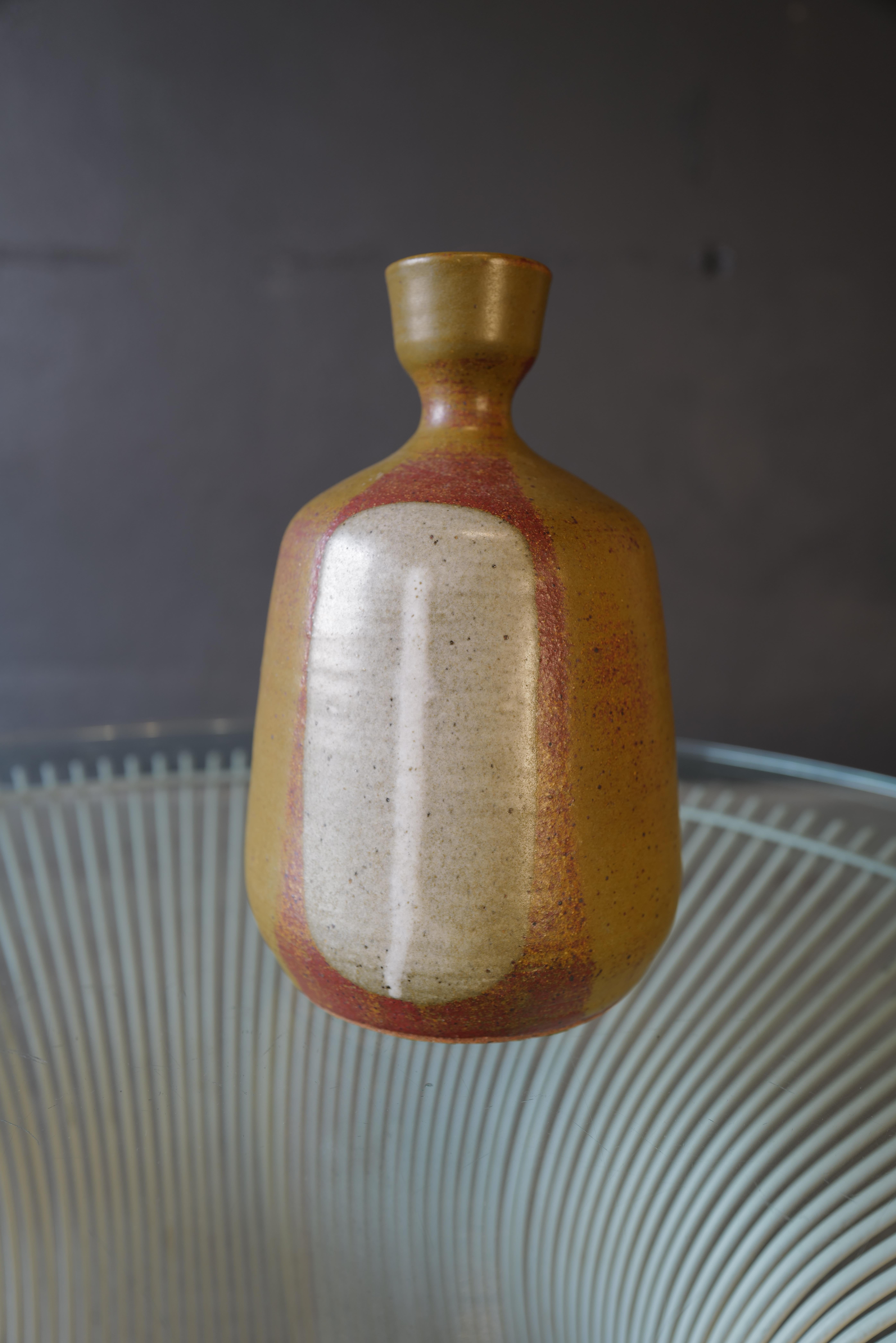 Laissez-vous séduire par la beauté captivante de ce vase en céramique japonaise, un chef-d'œuvre exquis qui allie sans effort l'artisanat traditionnel à l'élégance contemporaine. Fabriqué à la main par des artisans qualifiés selon des techniques