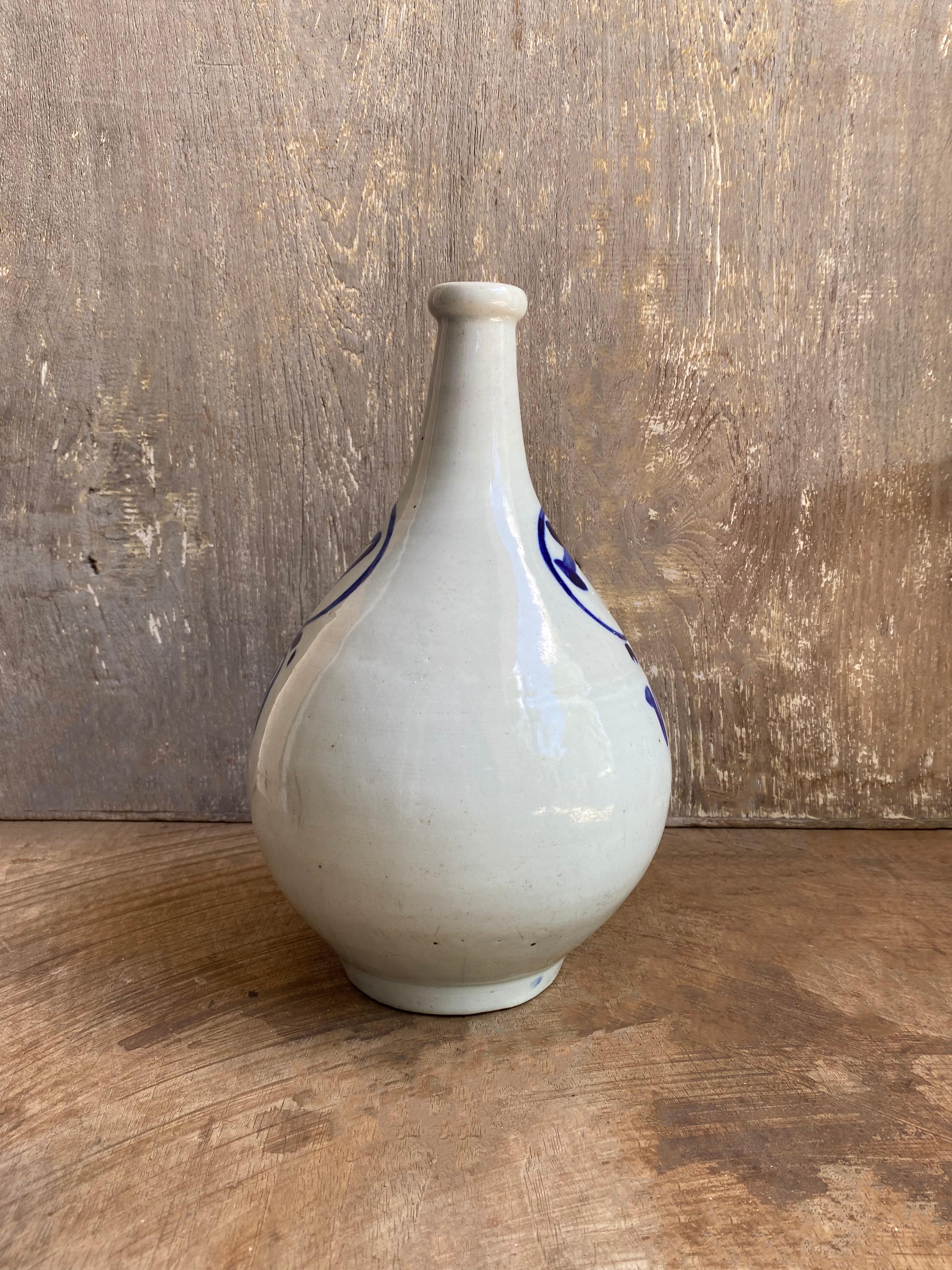Japanische Sakeflasche aus japanischer Keramik mit handbemalten Zeichen, frühes 20. Jahrhundert (Sonstiges) im Angebot