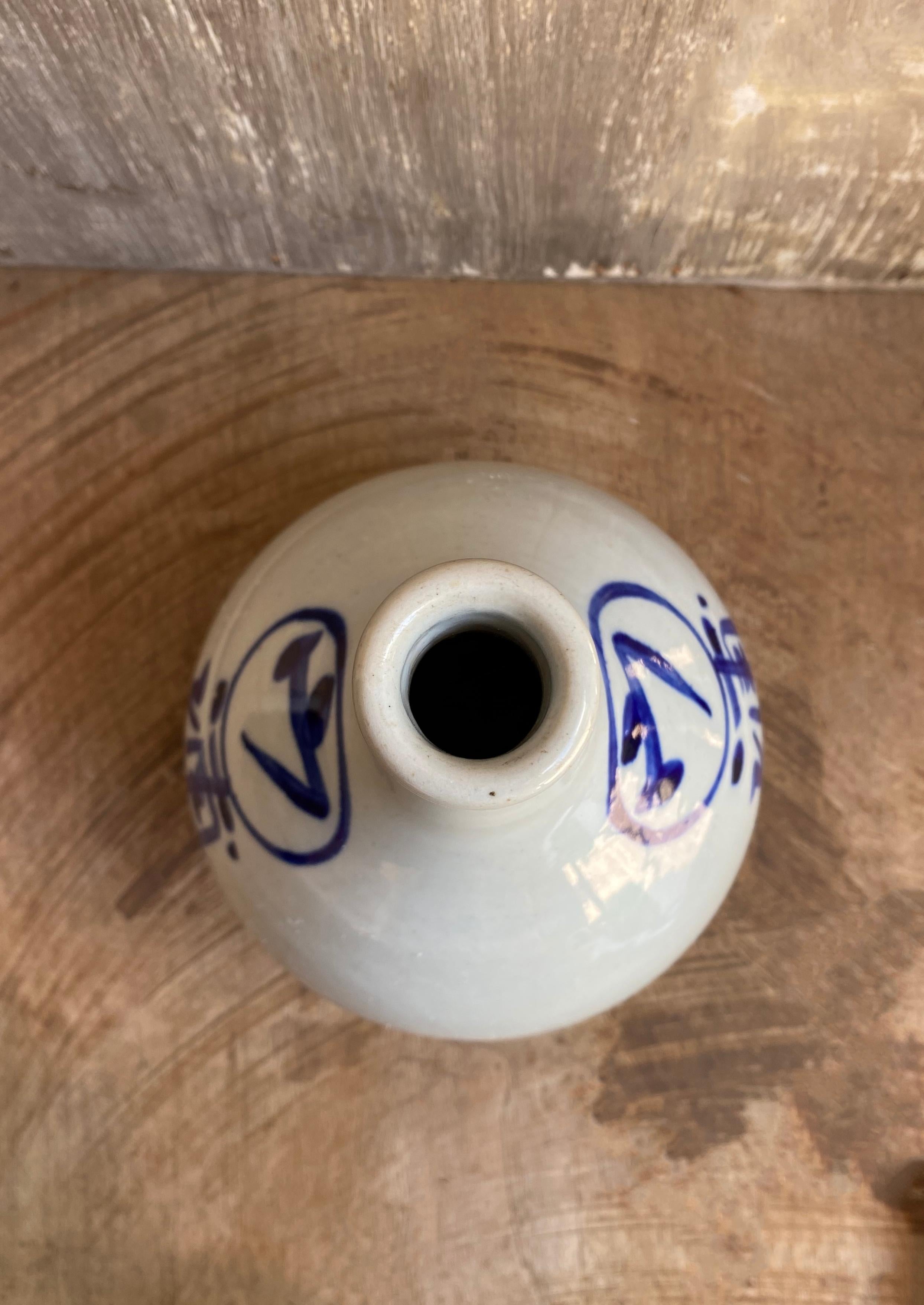 Japanische Sakeflasche aus japanischer Keramik mit handbemalten Zeichen, frühes 20. Jahrhundert (Handbemalt) im Angebot