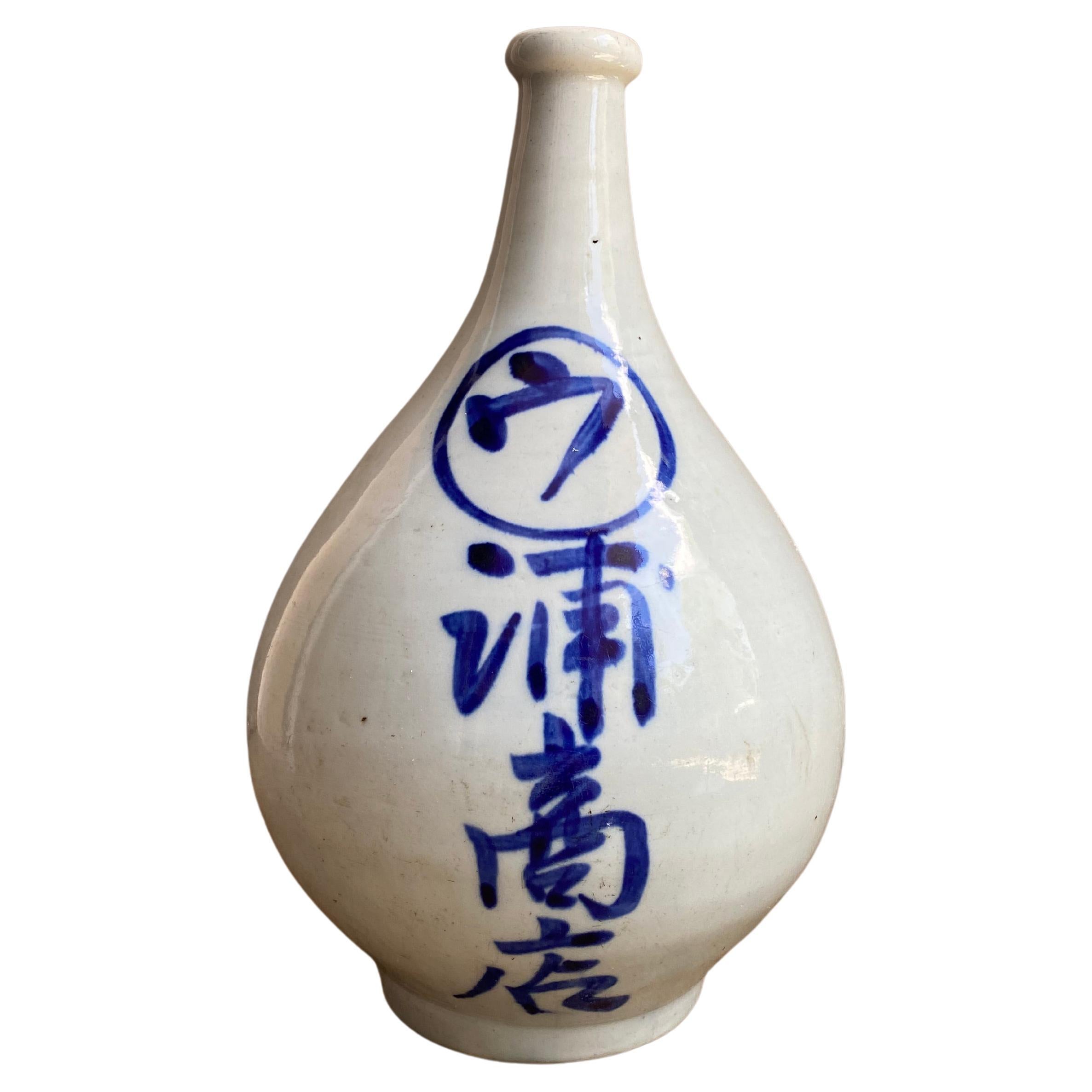 Japanische Sakeflasche aus japanischer Keramik mit handbemalten Zeichen, frühes 20. Jahrhundert im Angebot