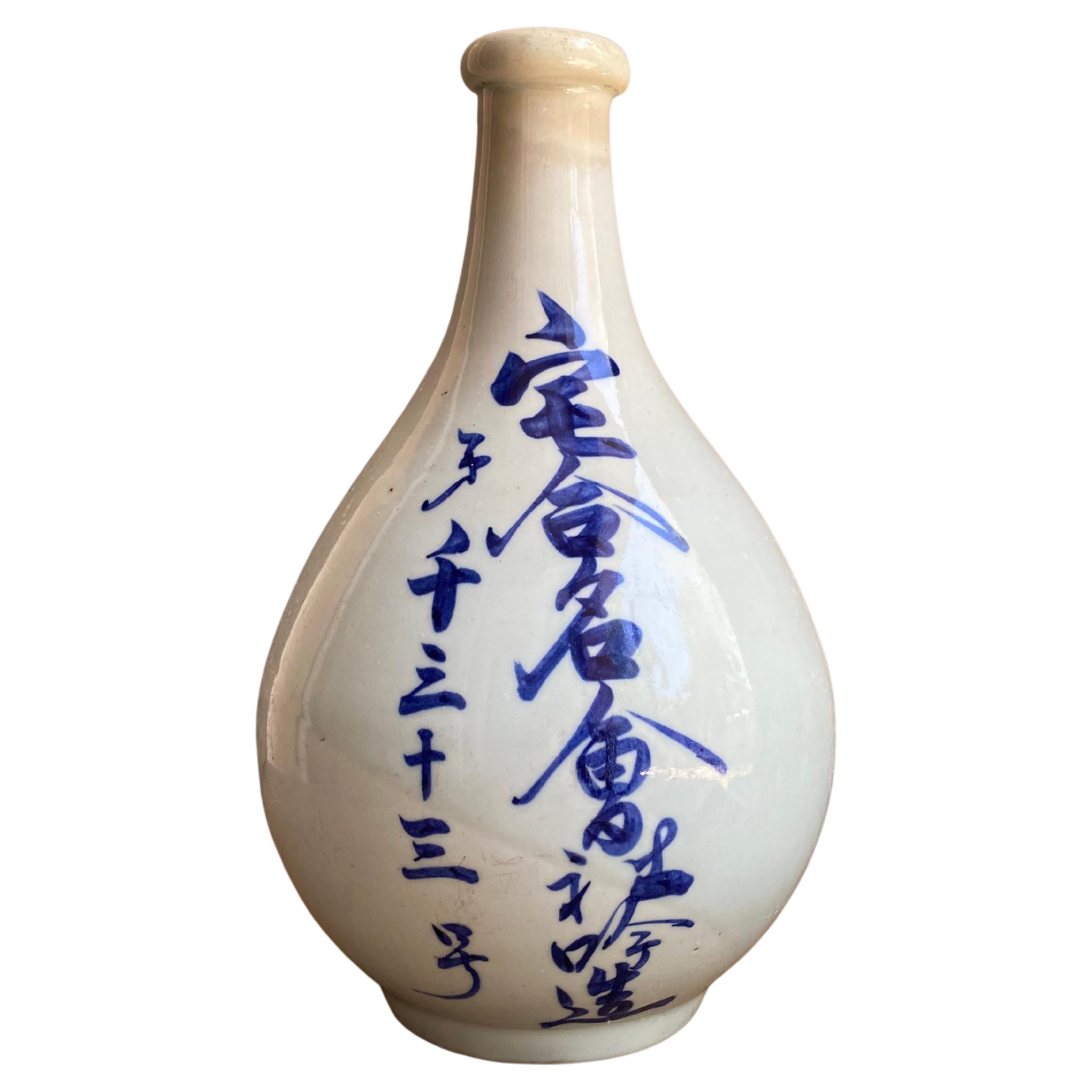 Japanische Sakeflasche aus japanischer Keramik mit handbemalten Zeichen, frühes 20. Jahrhundert