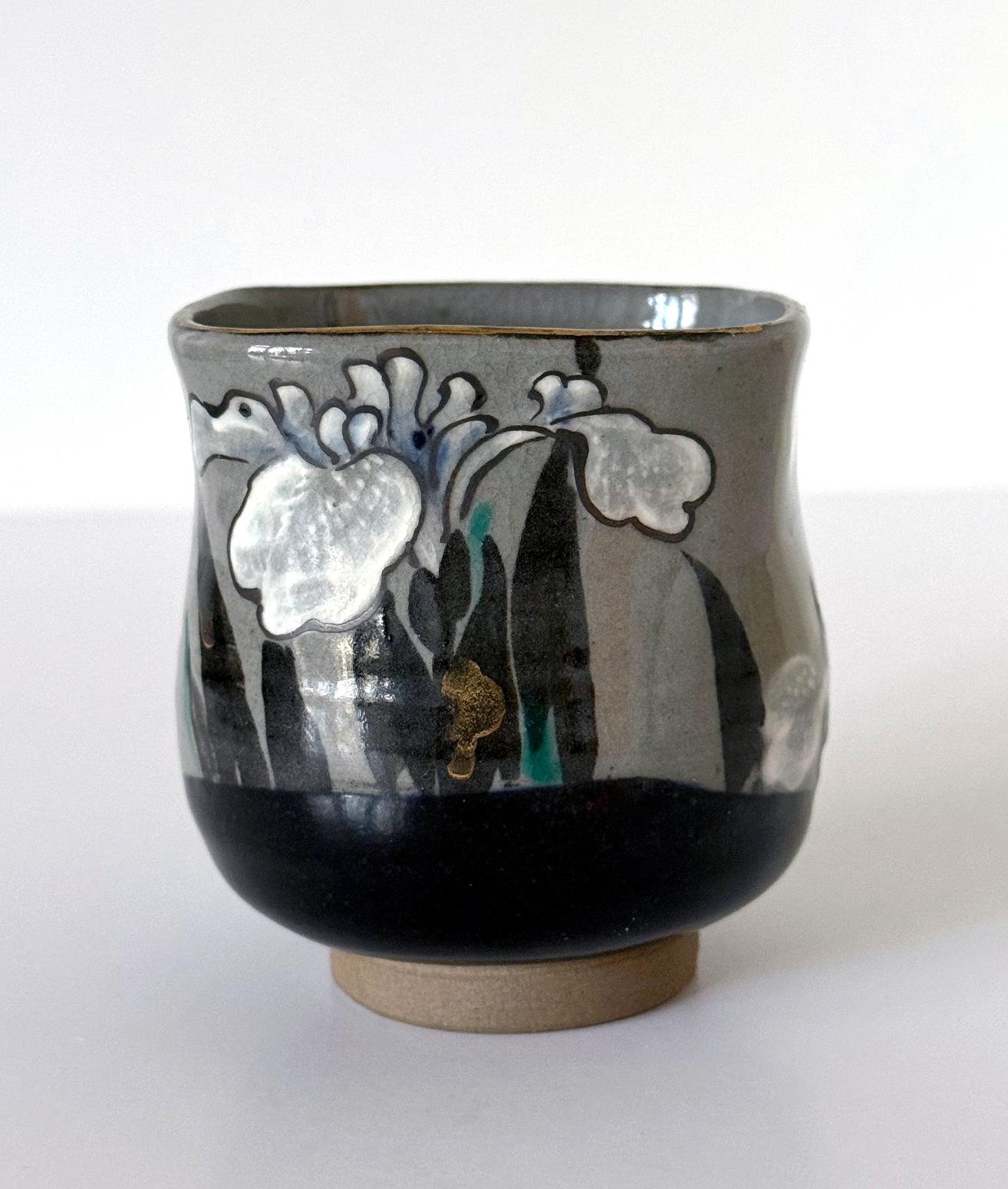 Eine kleine glasierte Teetasse aus Keramik mit Oberflächenmalerei des kaiserlichen japanischen Töpfers Makuzu Kozan (1842-1916) mit zwei Tomobako-Holzkisten (wahrscheinlich später). Im Gegensatz zu den bekannteren Werken, die Kozan für die