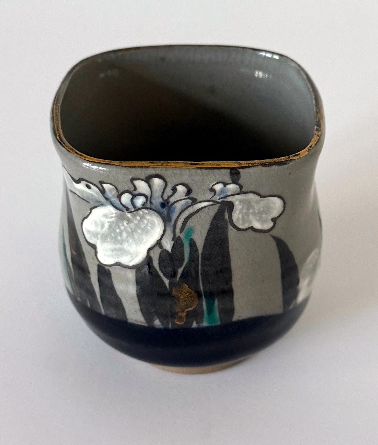 Japanese Ceramic Teacup by Makuzu Kozan Meiji Period (Frühes 20. Jahrhundert) im Angebot