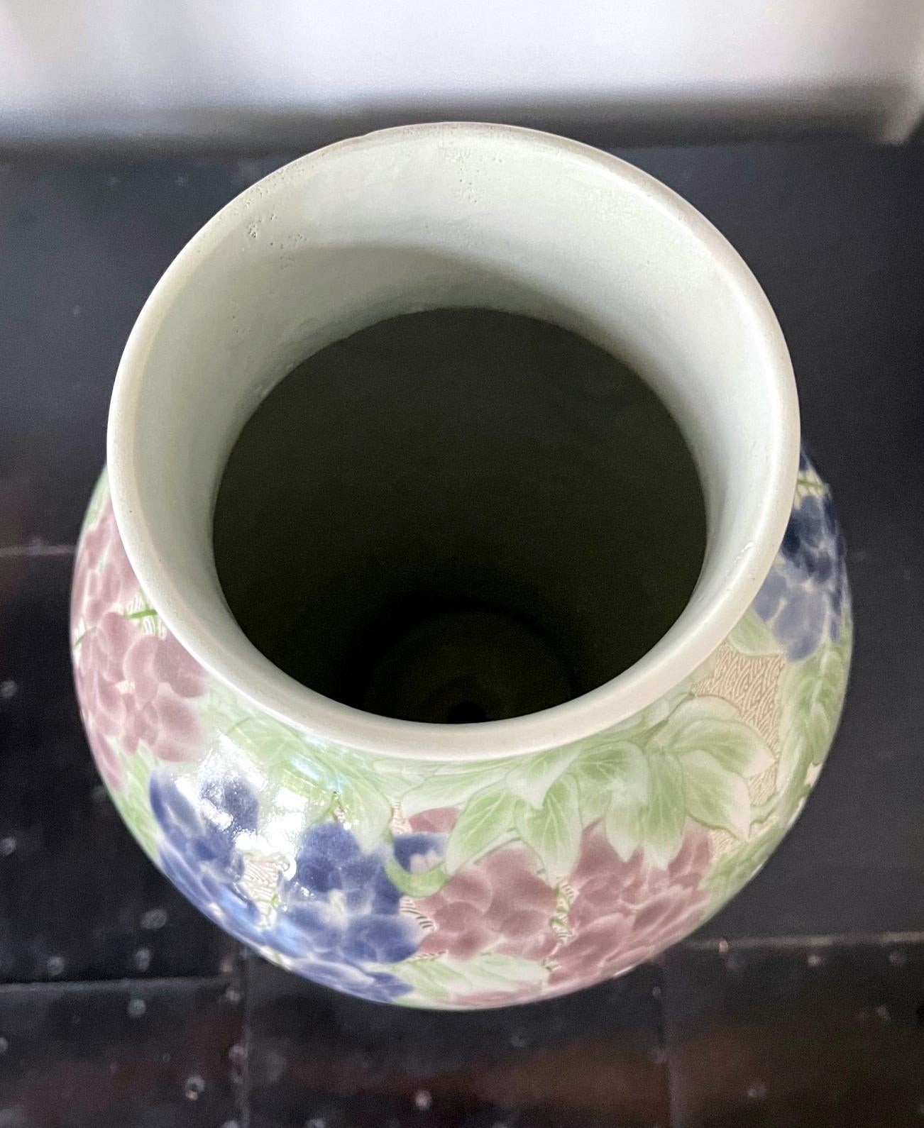 Large Japanese Ceramic Vase by Makuzu Kozan Meiji Period 8