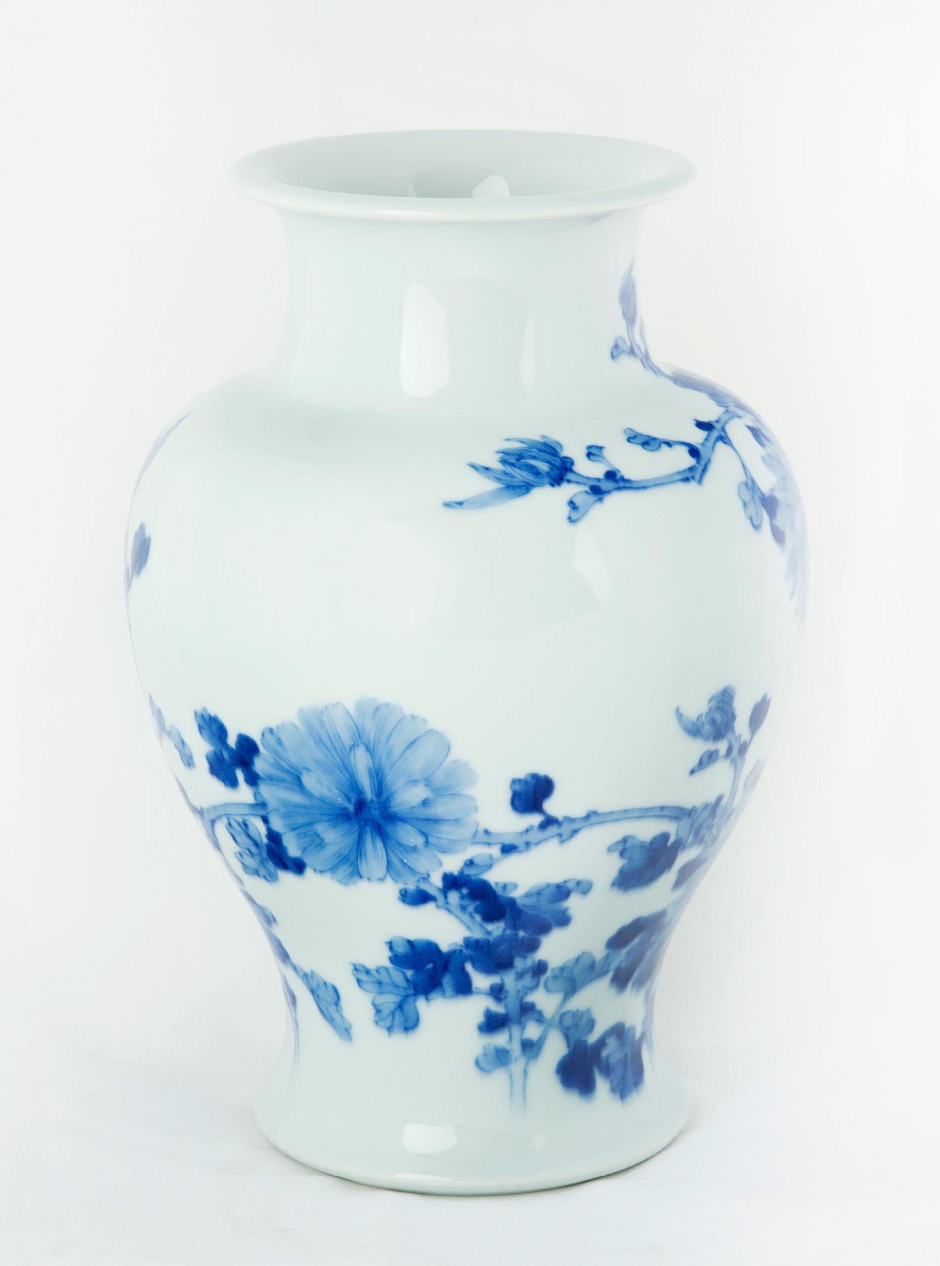 Dans le cadre de notre collection d'œuvres d'art japonaises, nous sommes ravis de proposer ce charmant vase balustre en céramique de la période Meiji 1868-1912, réalisé dans les studios du très convoité artiste impérial Miyagawa Makuzu Kozan