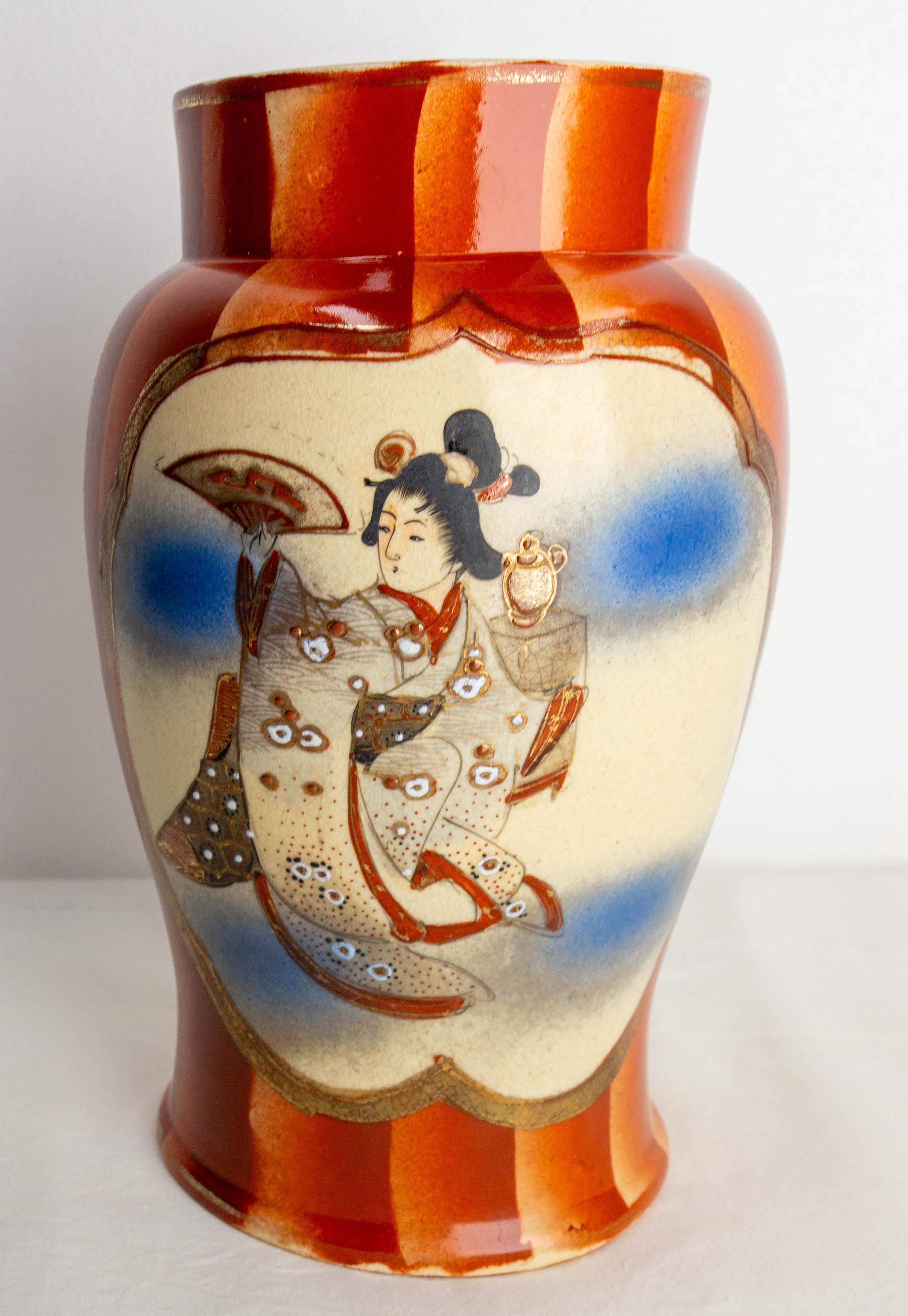 French vintage vase typical of traditional japanese culture
Ceramic decorated with a geisha holding a fan on one side and with flowering cherry branches and a butterfly.
Made circa 1960
Good condition.

Shipping:
Diam 16 H 24.5 cm 1.1 kg.