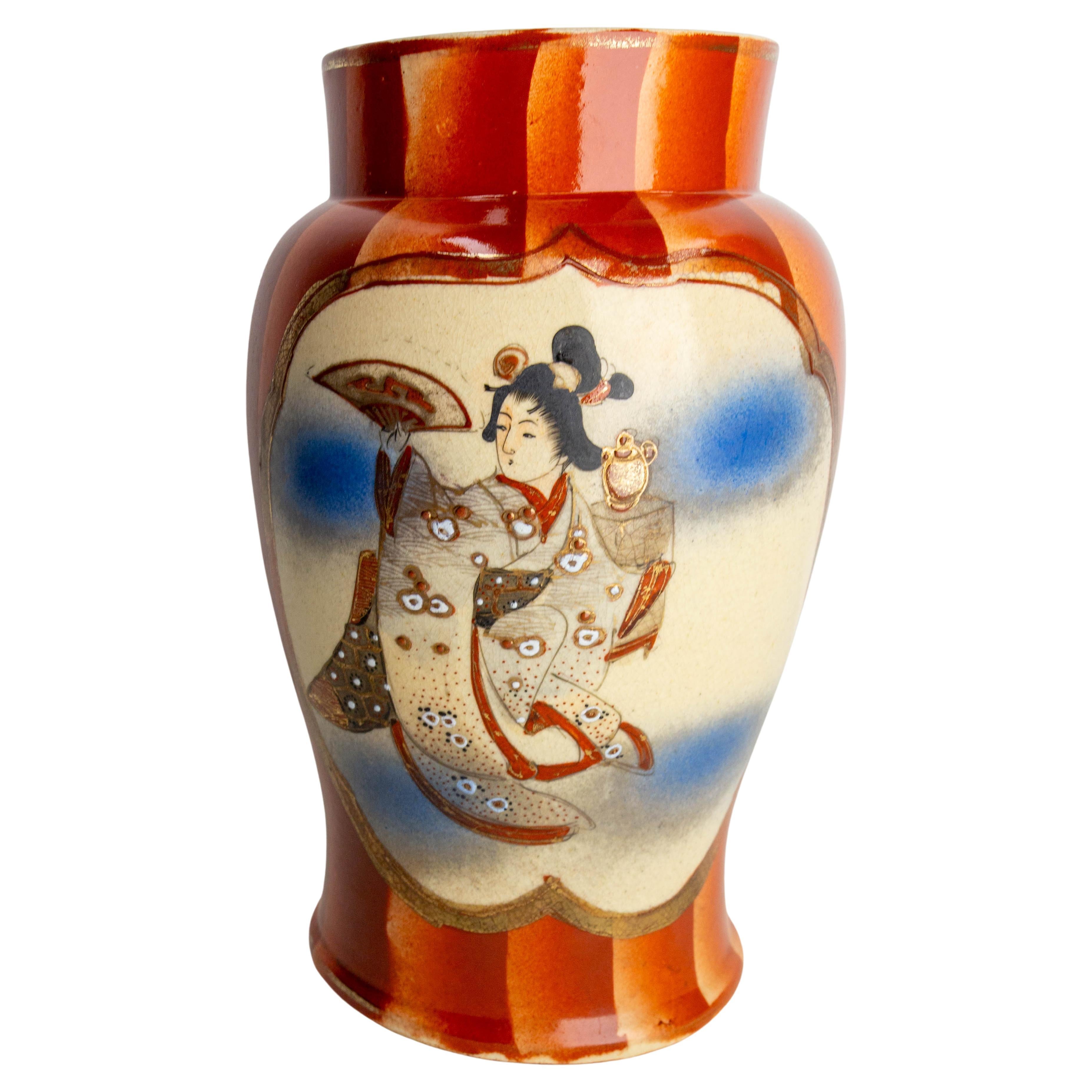 Vase en céramique japonaise décoré d'une geisha et d'une branche de fleur de cerisier, France c1960