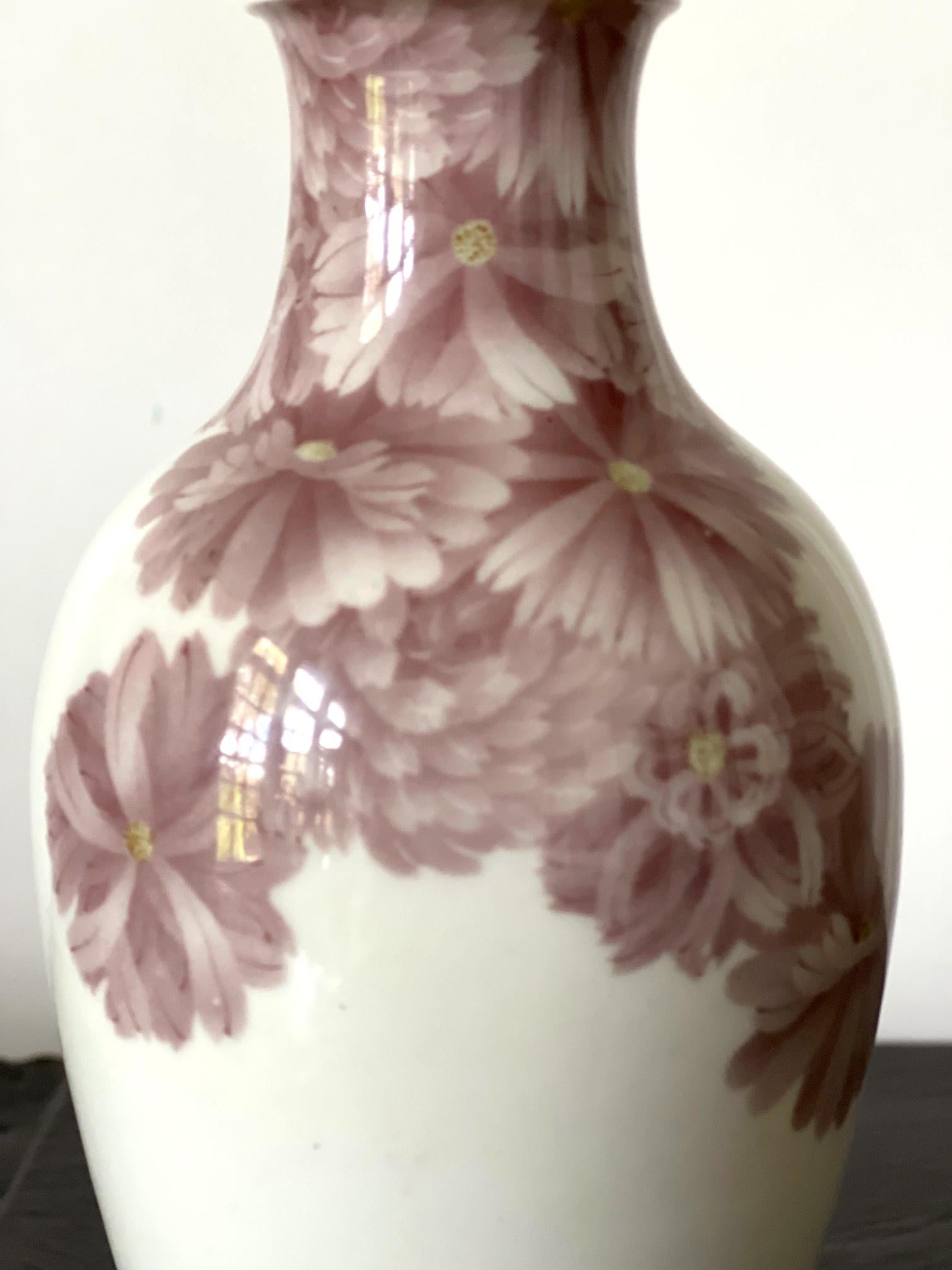 Japanese Ceramic Vase with Delicate Carvings by Makuzu Kozan Meiji Period For Sale 4