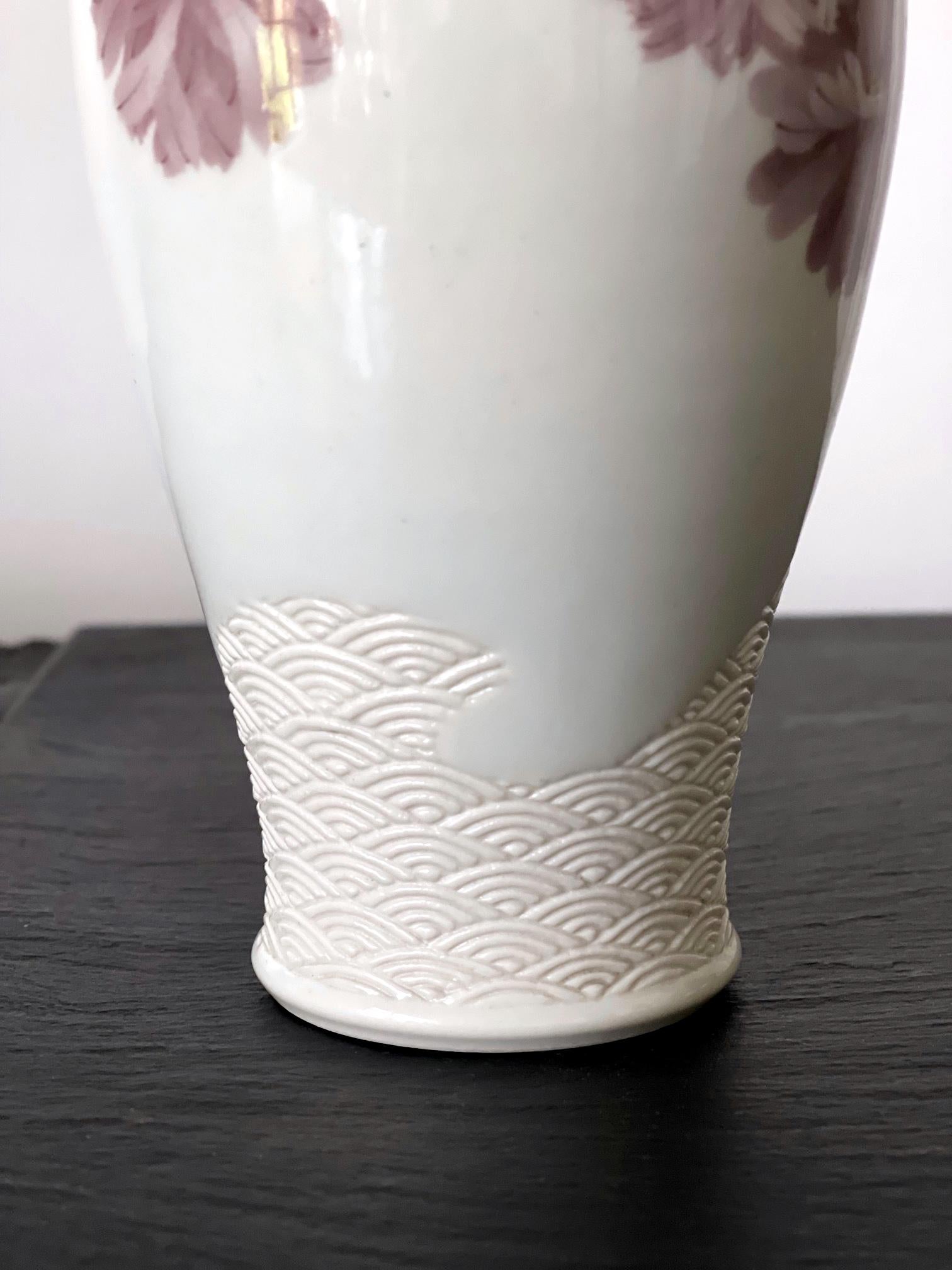 Japanese Ceramic Vase with Delicate Carvings by Makuzu Kozan Meiji Period For Sale 5