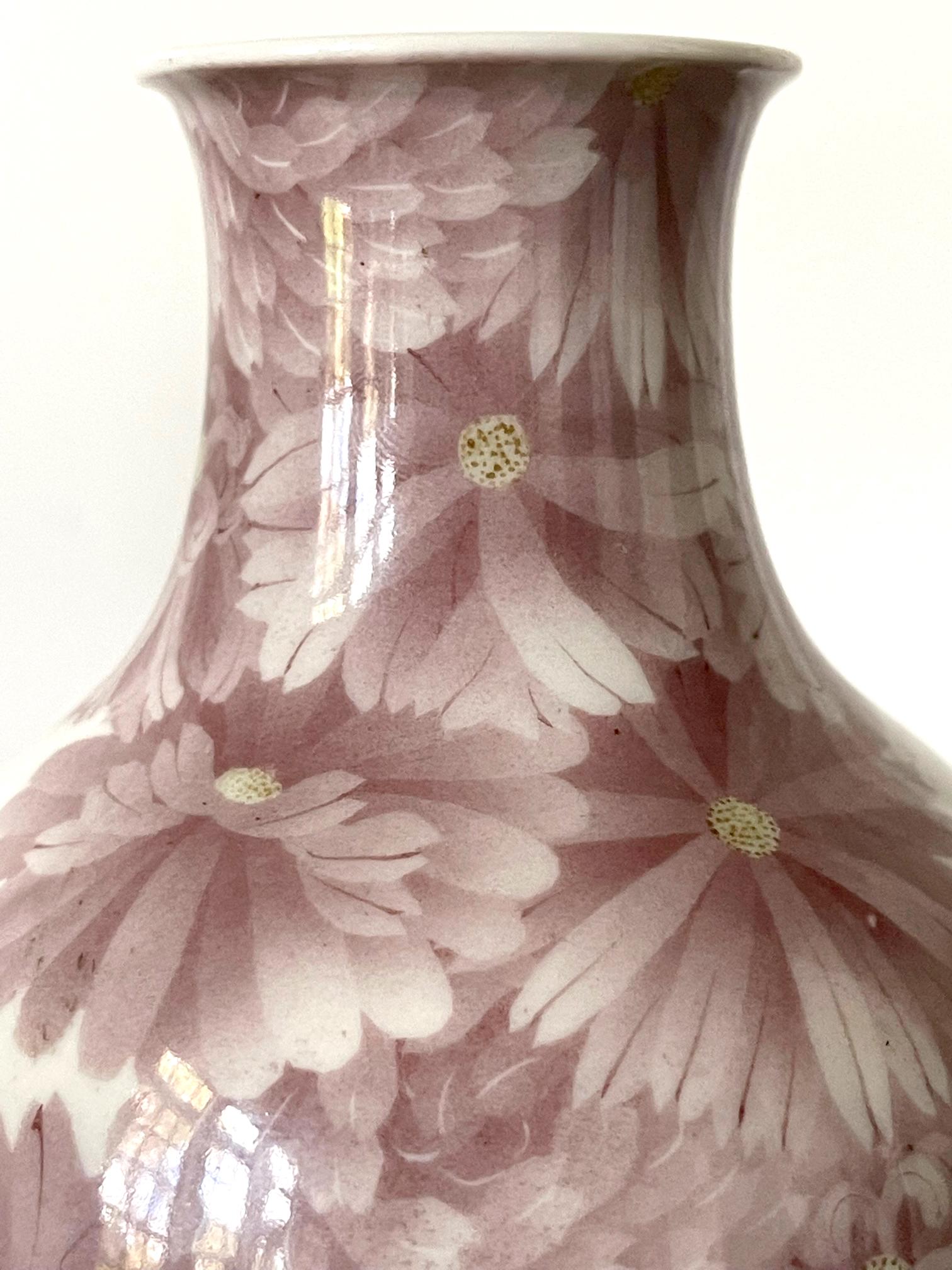 Japanese Ceramic Vase with Delicate Carvings by Makuzu Kozan Meiji Period For Sale 6