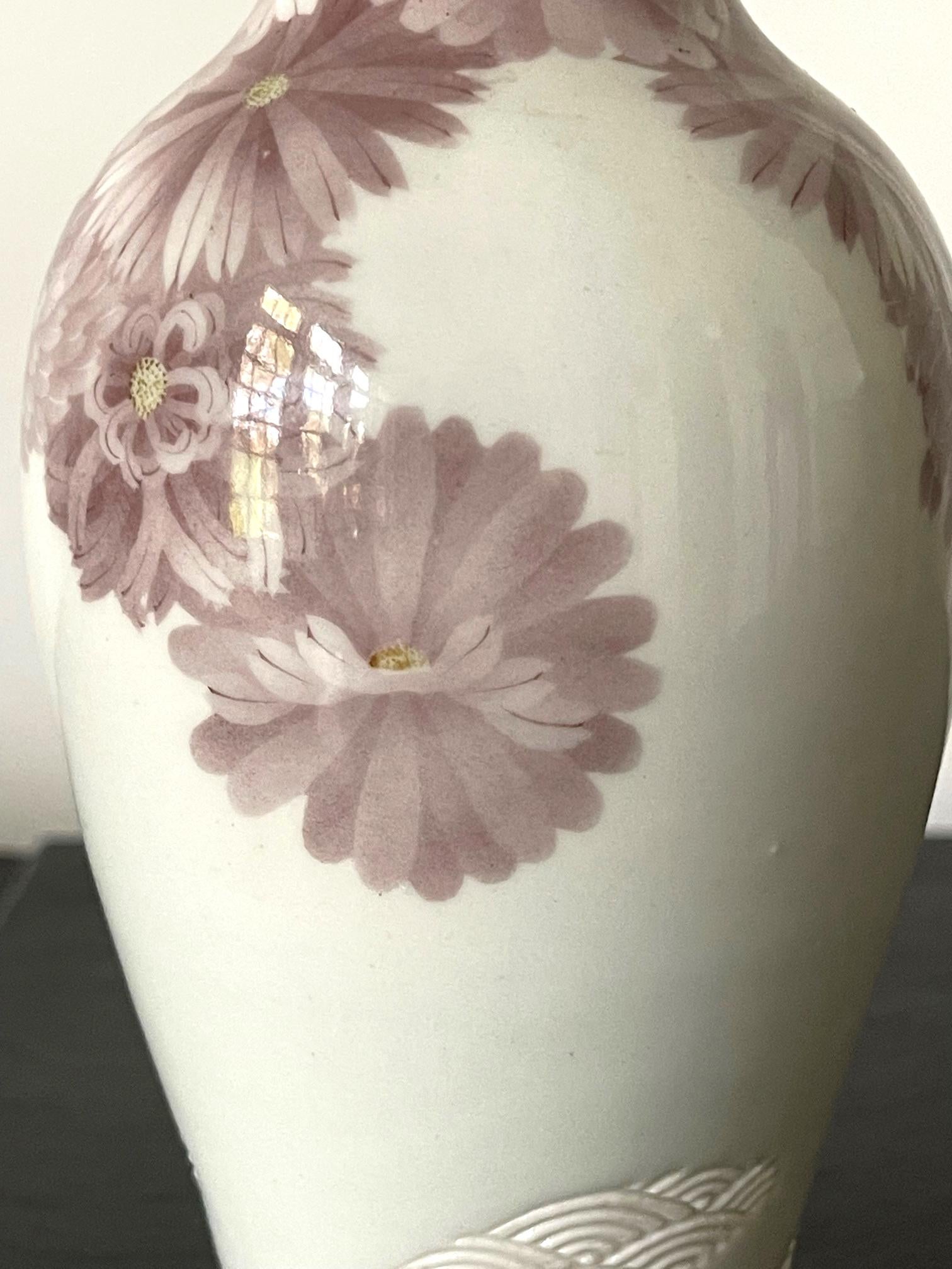 Japanese Ceramic Vase with Delicate Carvings by Makuzu Kozan Meiji Period For Sale 7