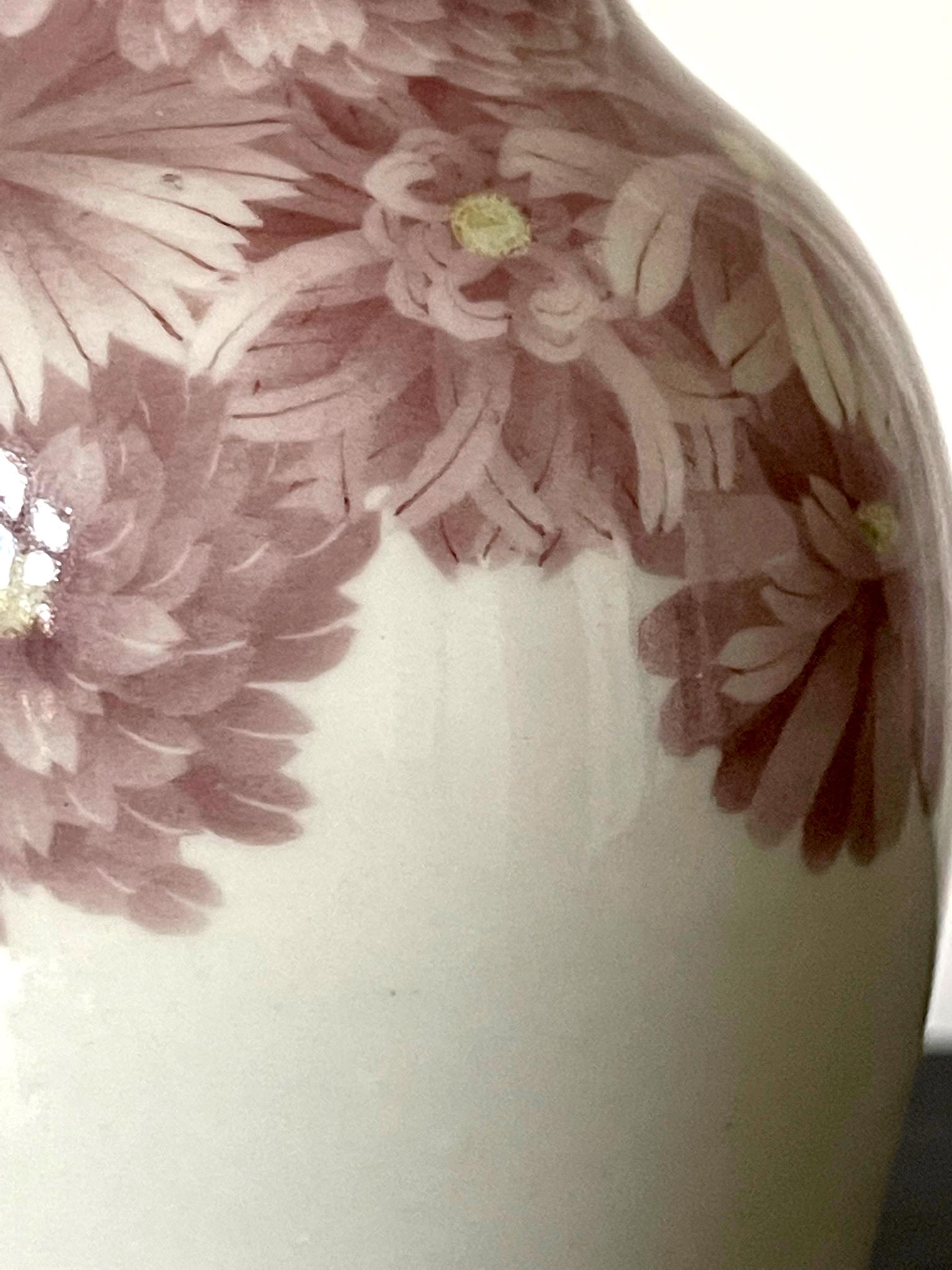 Japanese Ceramic Vase with Delicate Carvings by Makuzu Kozan Meiji Period For Sale 8