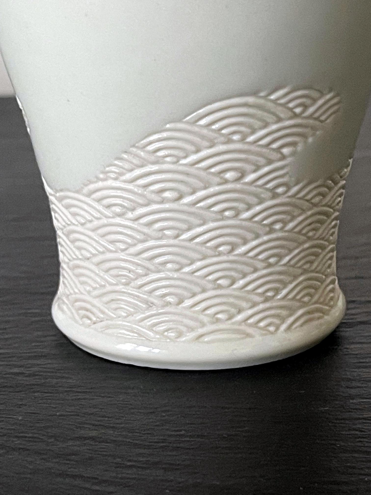 Japanese Ceramic Vase with Delicate Carvings by Makuzu Kozan Meiji Period For Sale 9