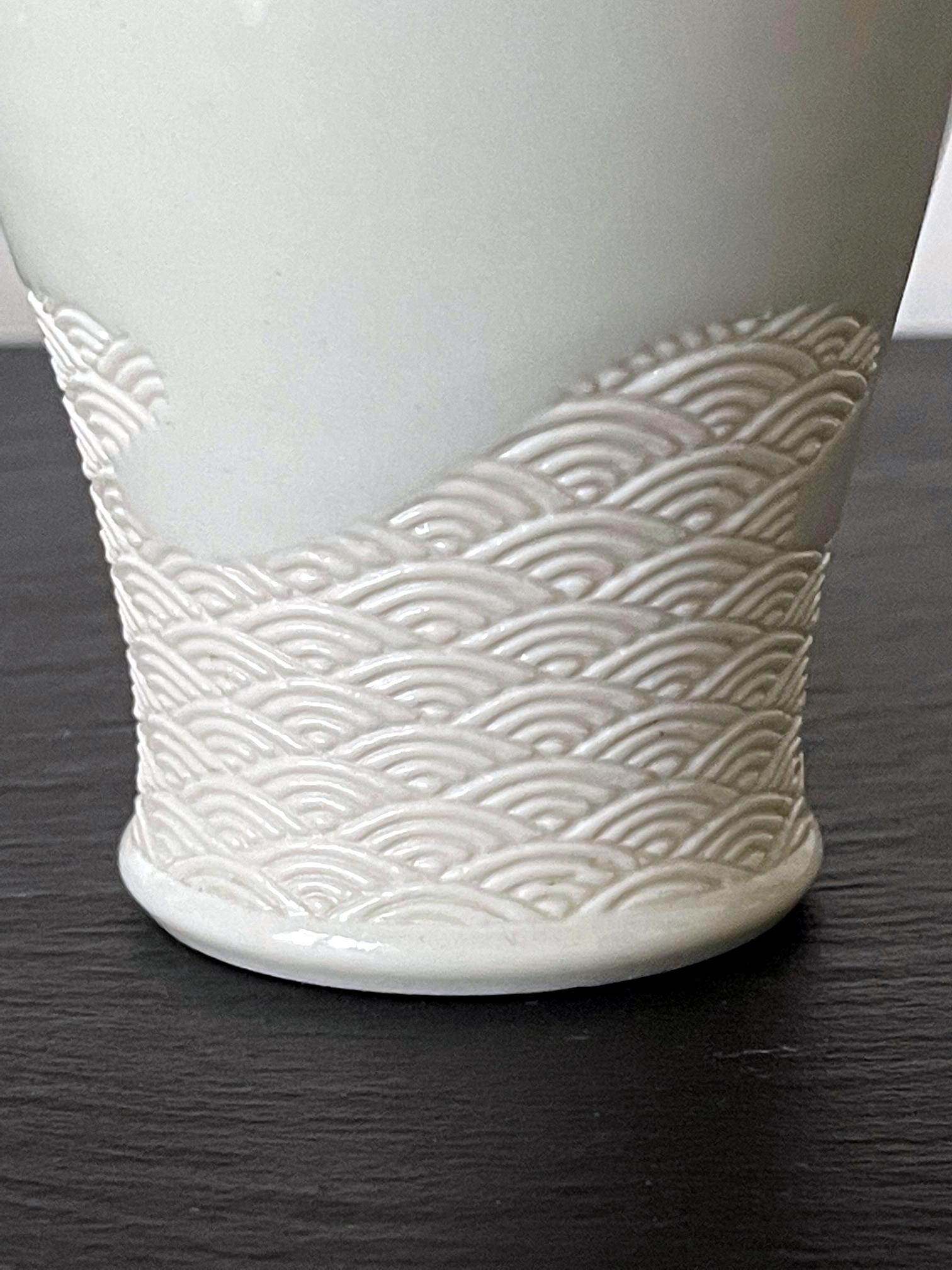 Japanese Ceramic Vase with Delicate Carvings by Makuzu Kozan Meiji Period For Sale 11