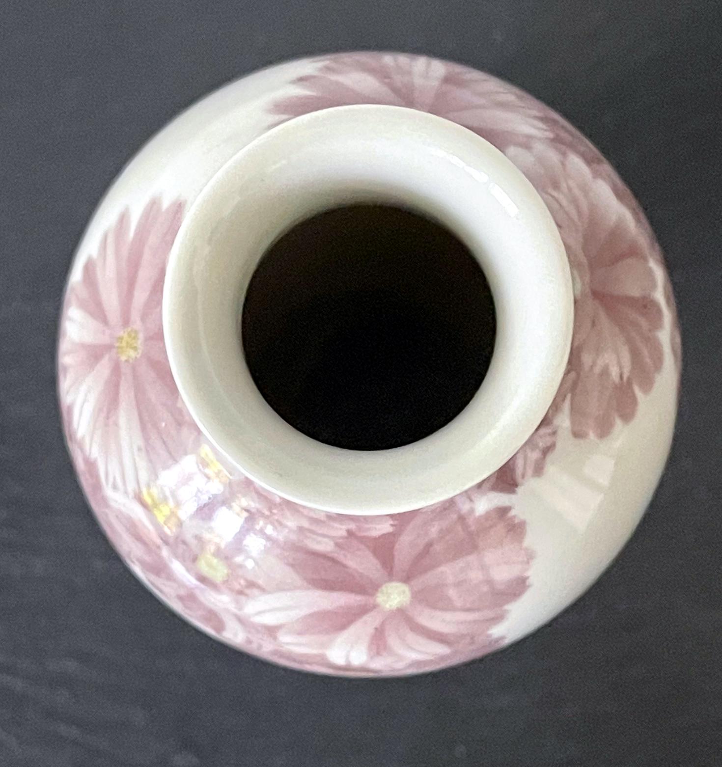 Japanese Ceramic Vase with Delicate Carvings by Makuzu Kozan Meiji Period For Sale 12