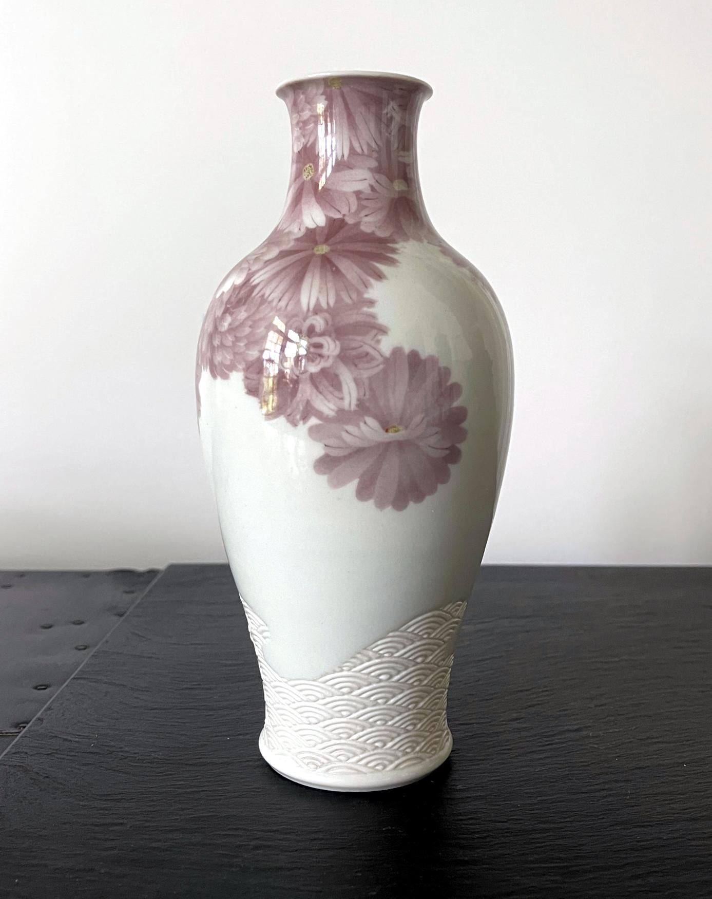 Un vase délicat et rare en céramique japonaise par l'important potier impérial Meiji Makuzu Kozan (1842-1916) vers 1887-1910. Datée de sa phase sous glaçure postérieure à 1887, après qu'il eut réussi à maîtriser les nouvelles couleurs disponibles en