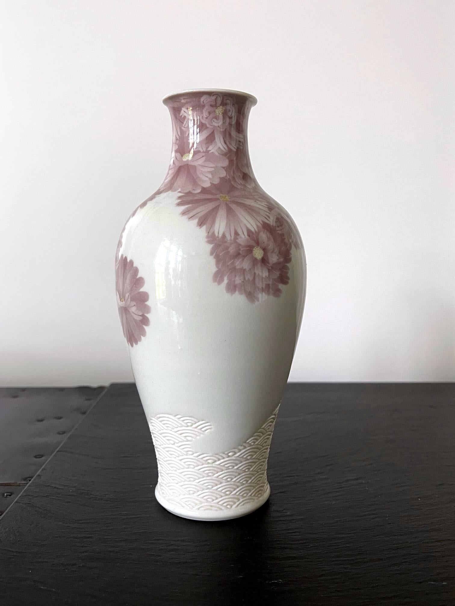 Japonisme Japanese Ceramic Vase with Delicate Carvings by Makuzu Kozan Meiji Period For Sale