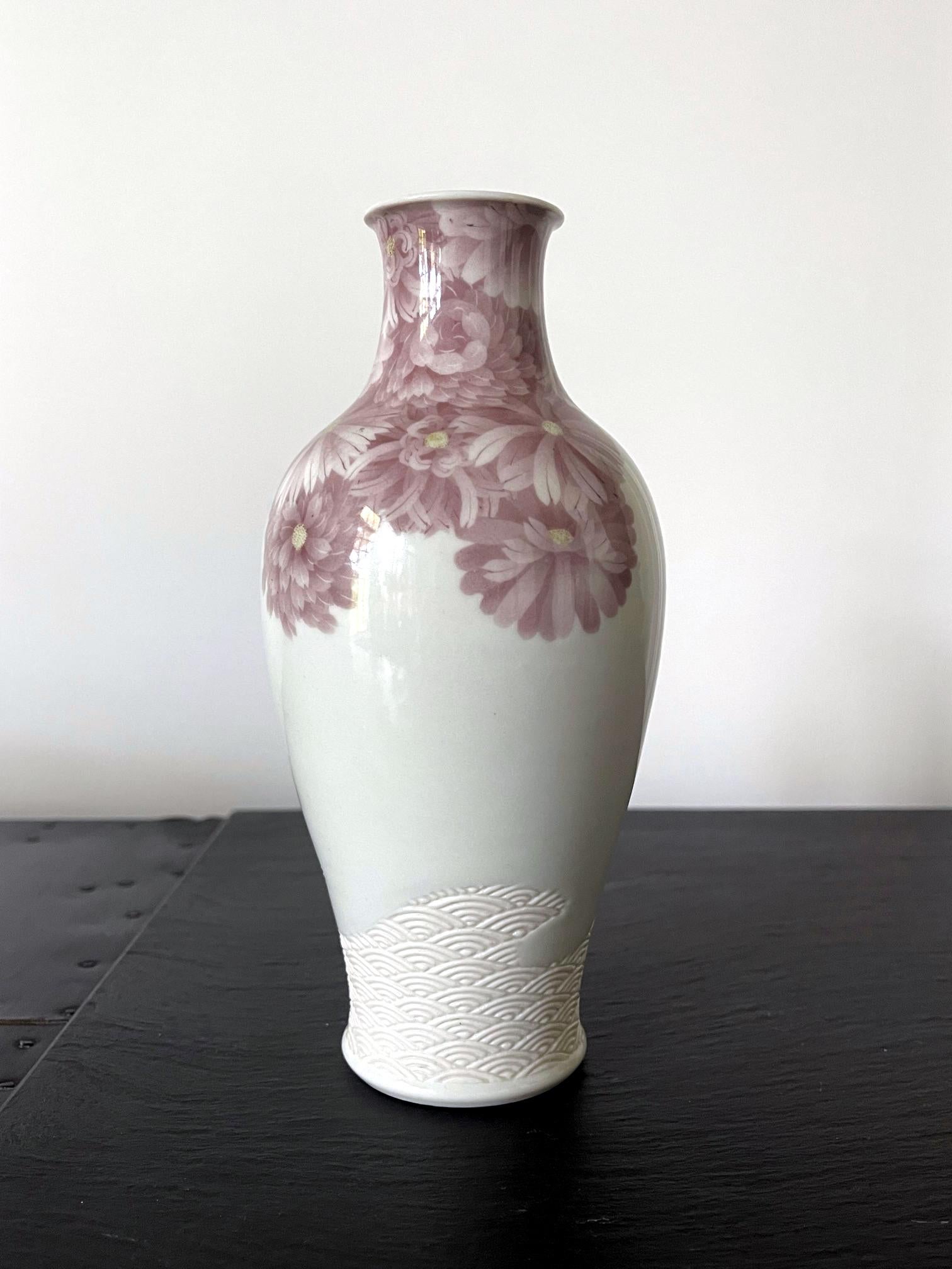 Carved Japanese Ceramic Vase with Delicate Carvings by Makuzu Kozan Meiji Period For Sale