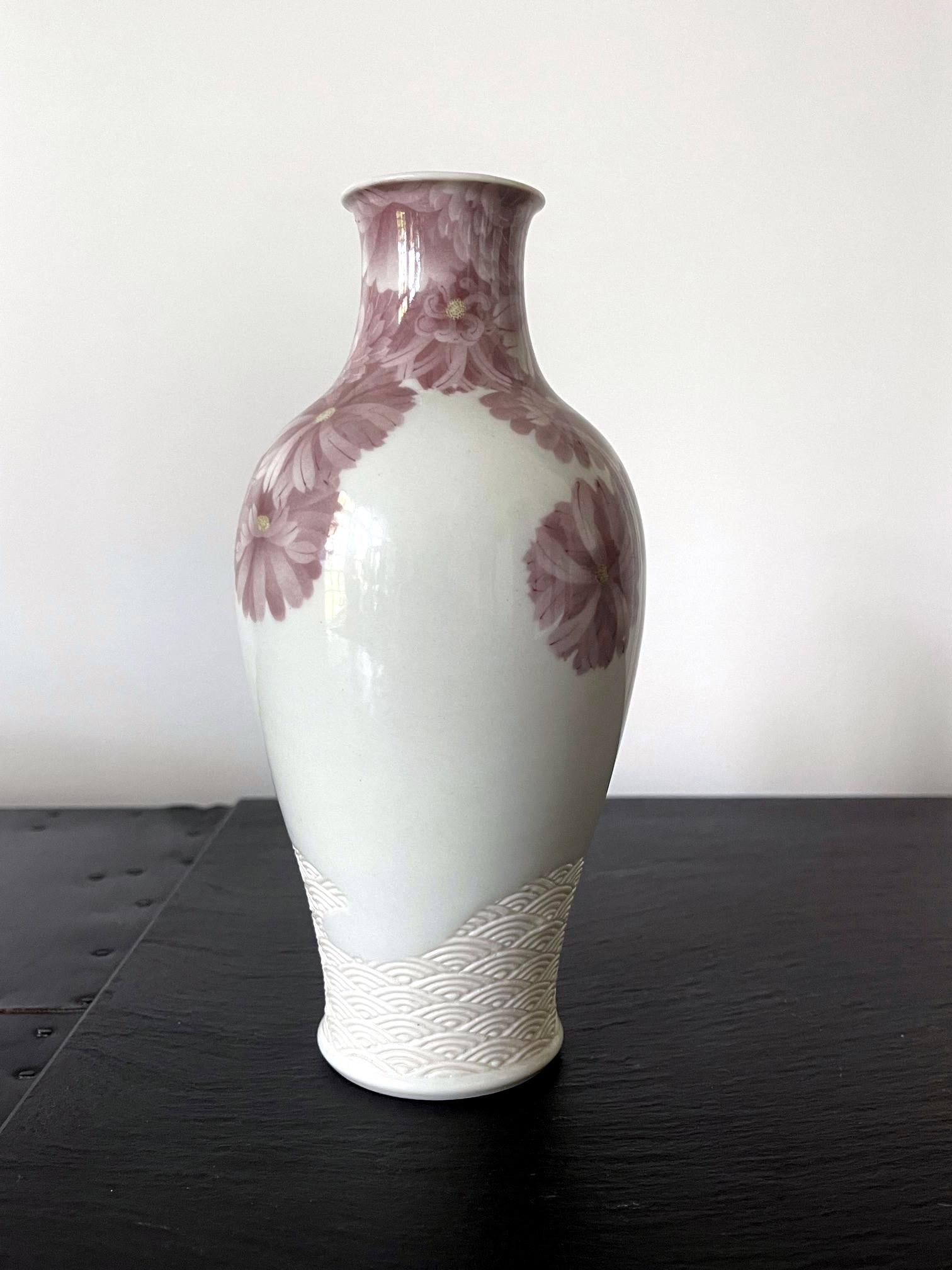 Japanese Ceramic Vase with Delicate Carvings by Makuzu Kozan Meiji Period In Good Condition For Sale In Atlanta, GA