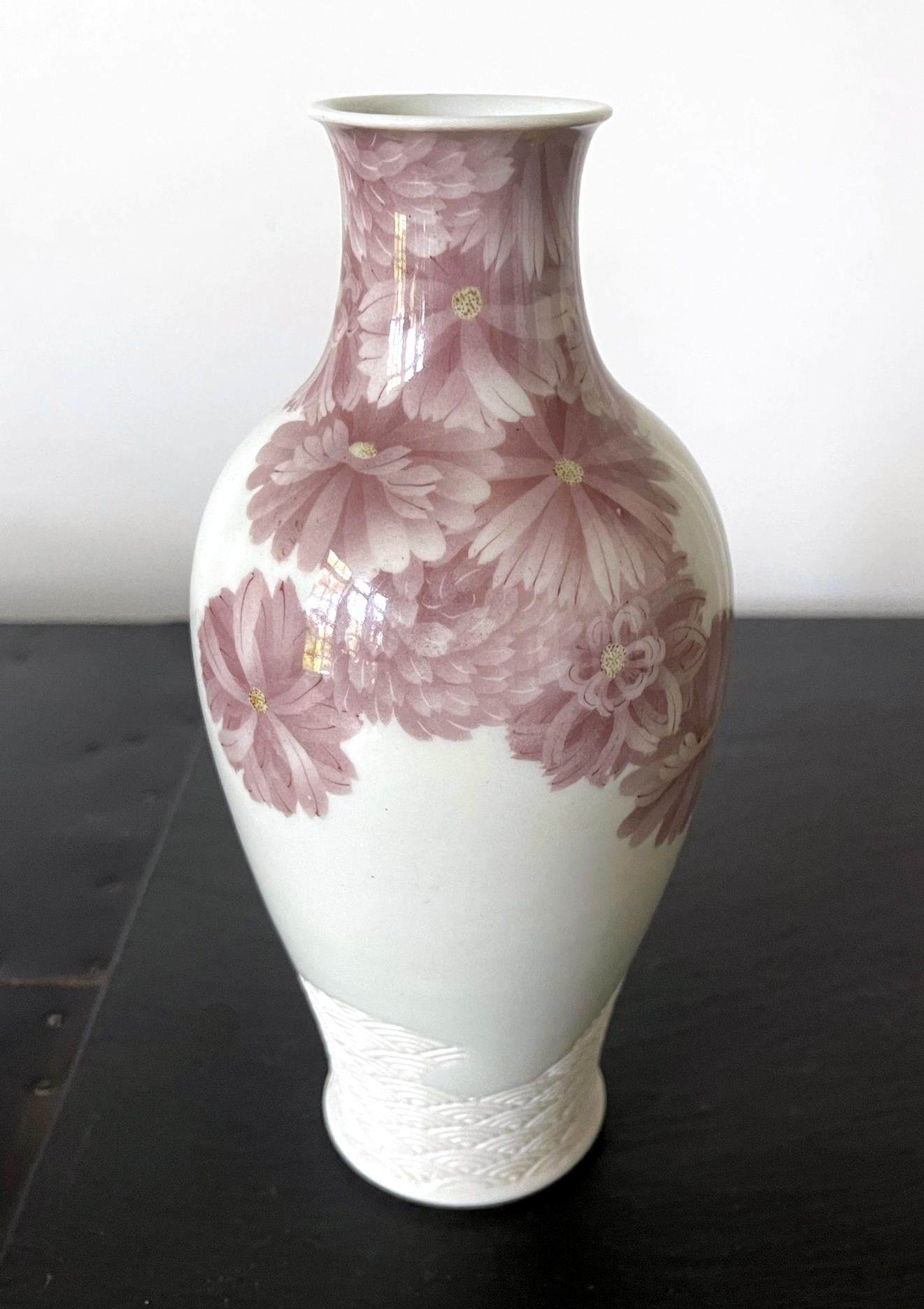 Japanese Ceramic Vase with Delicate Carvings by Makuzu Kozan Meiji Period For Sale 1
