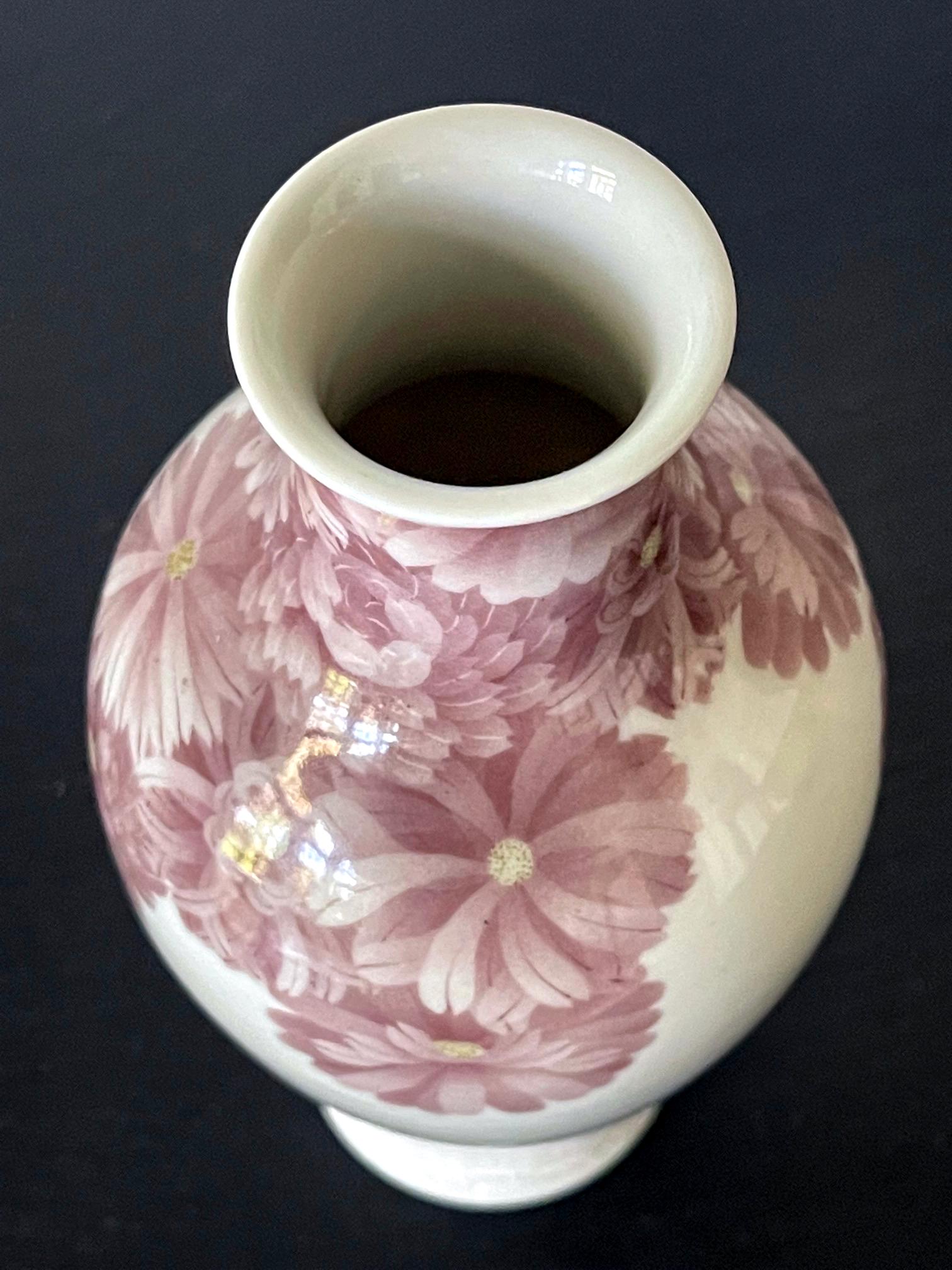 Japanese Ceramic Vase with Delicate Carvings by Makuzu Kozan Meiji Period For Sale 2