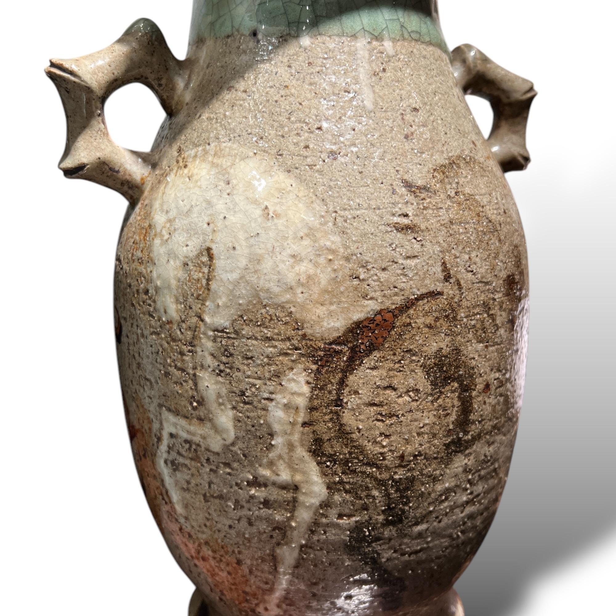 Vaso in ceramica giapponese con cavalli, Somayaki, Giappone, 1830 circa

Questo raro vaso a balaustro a due manici del tardo periodo Edo è un tipico esempio di ceramica Ōbori Sōma. La sua superficie presenta una decorazione dipinta a mano che