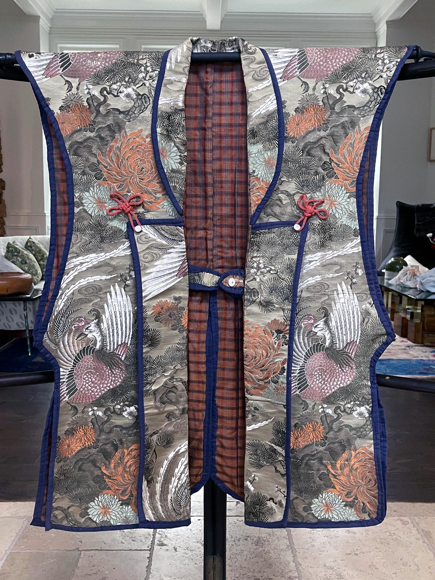 Die ärmellose japanische Jacke Jinbaori ist vollständig aus üppig gewebtem Brokat (Kinran) gefertigt. Im 16. Jahrhundert, als die Kriegsführung im feudalen Japan üblich war, wurde diese Art von lockerer Jacke häufig von den Samurai-Kriegern