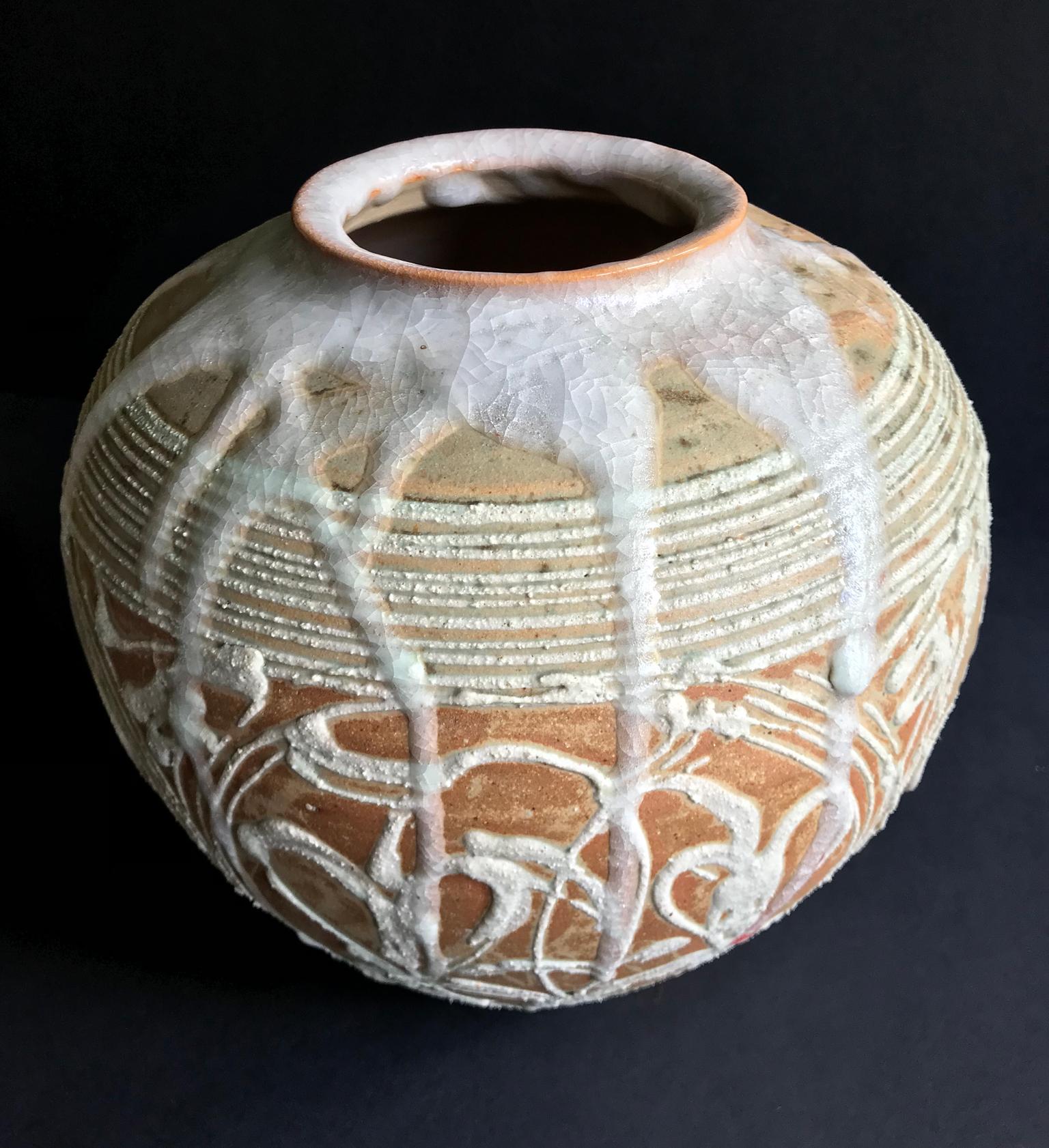 Japanischer Keramiktopf mit einem Kyoto-Etikett. Siegel des Herstellers, nicht identifiziert, aber möglicherweise Mashiko.

Steingut mit tropfender Craquelé-Glasur.

Originalverpackung.

um 1970.