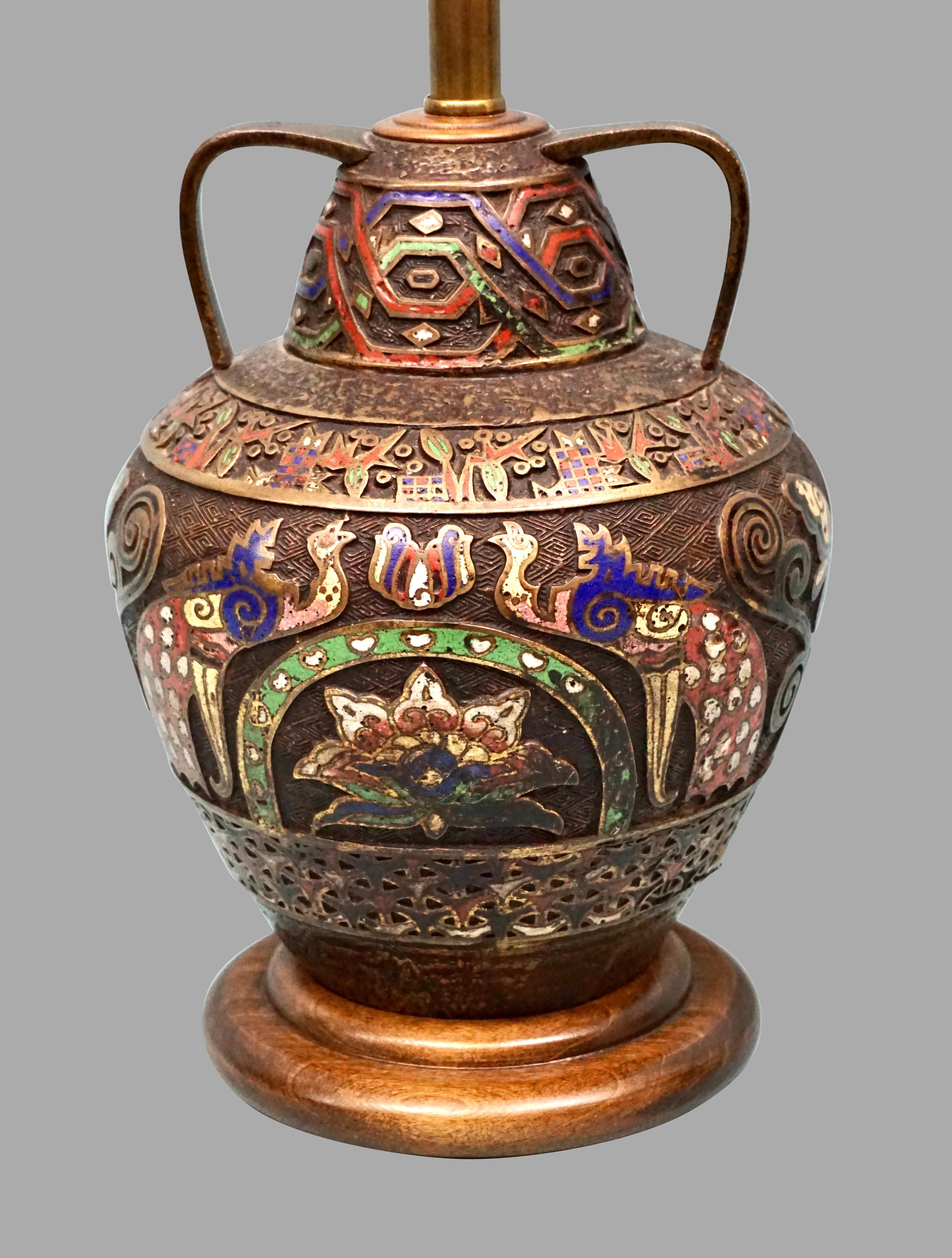 Japanische Champleve-Vase aus Messing mit seitlichen Henkeln, jetzt elektrifiziert (20. Jahrhundert) im Angebot