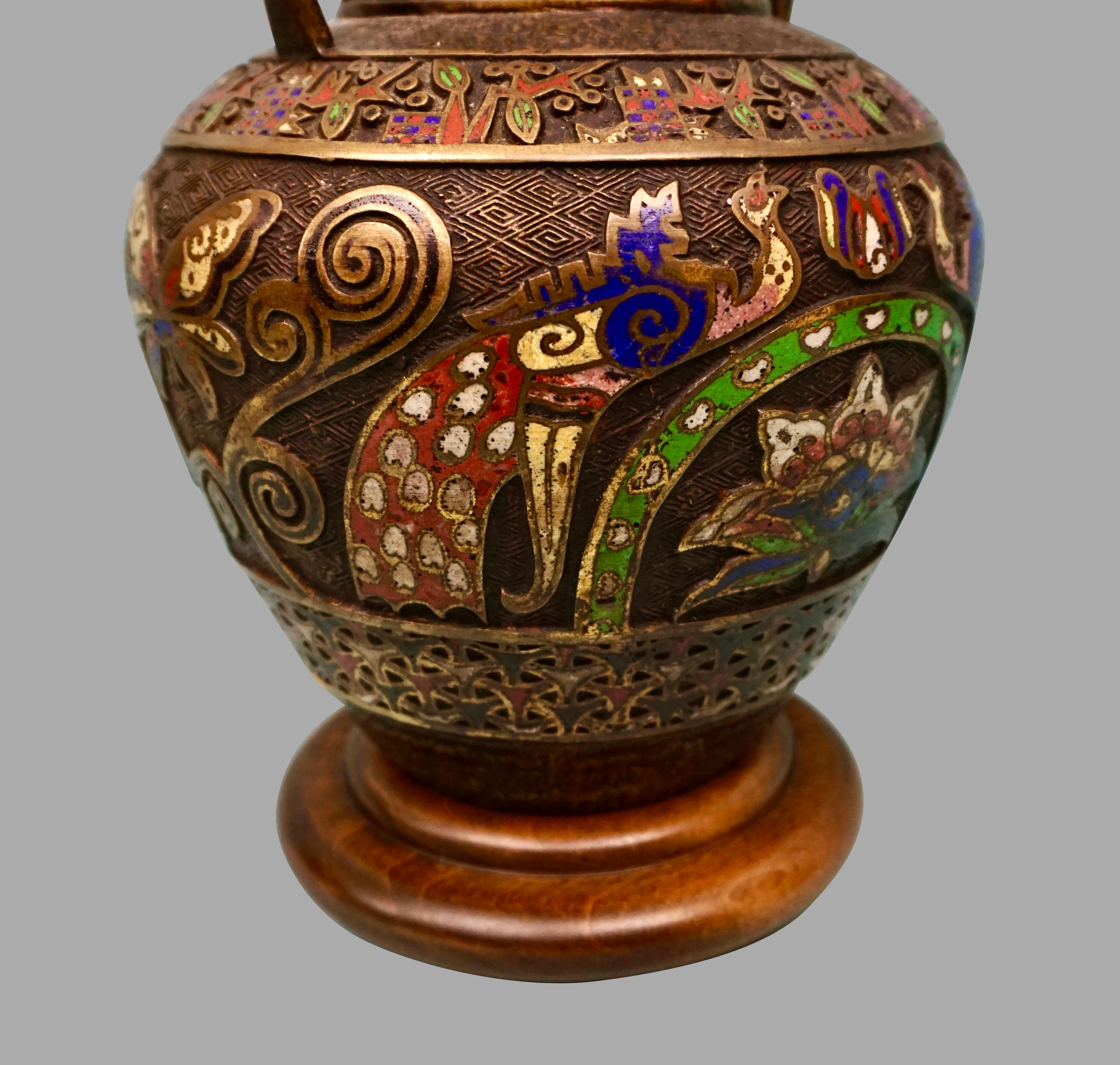 Japanische Champleve-Vase aus Messing mit seitlichen Henkeln, jetzt elektrifiziert im Angebot 5