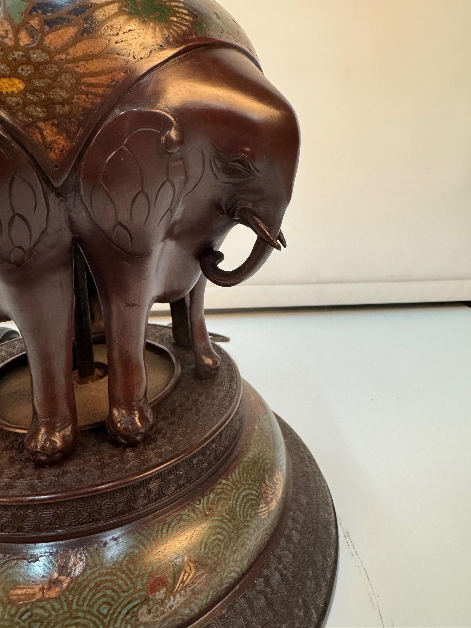 Champlevé Lampada a olio da terra Elefante giapponese in bronzo champlevé in vendita