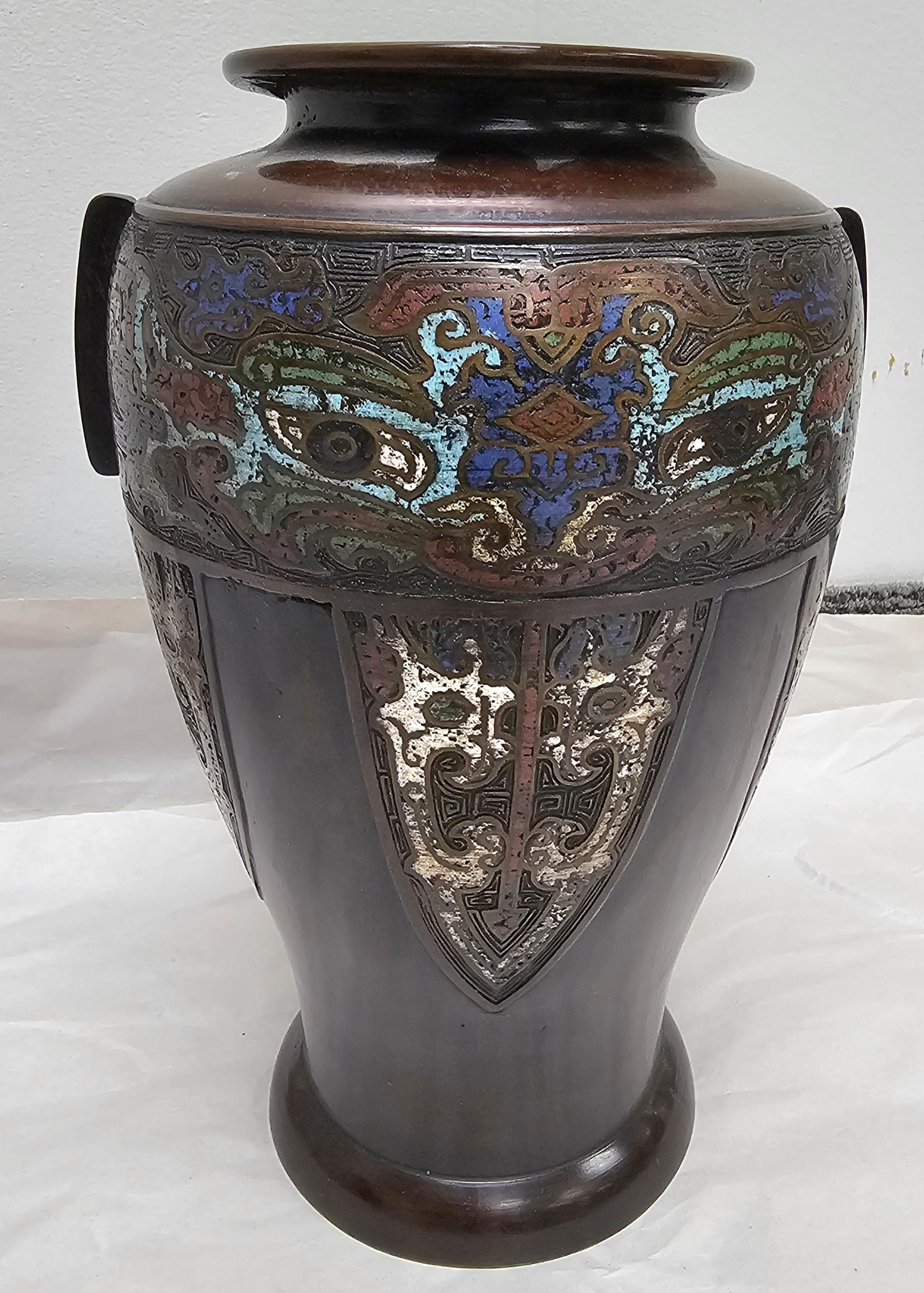 Vase japonais en bronze décoré d'émail champlevé, datant de la fin du 20e siècle.
Mesure 6