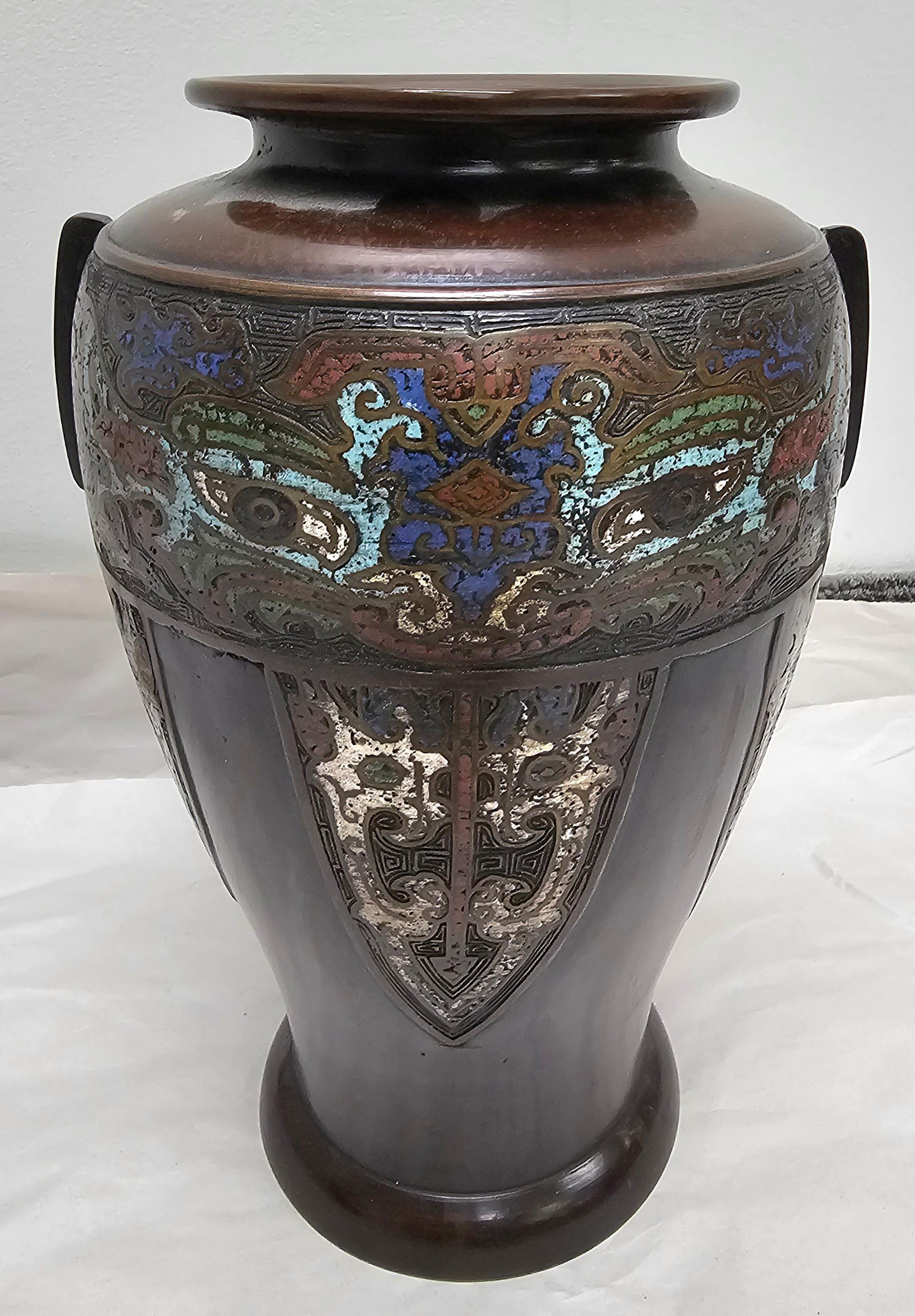Anglo-japonais Vase japonais en bronze décoré d'émail champlevé en vente