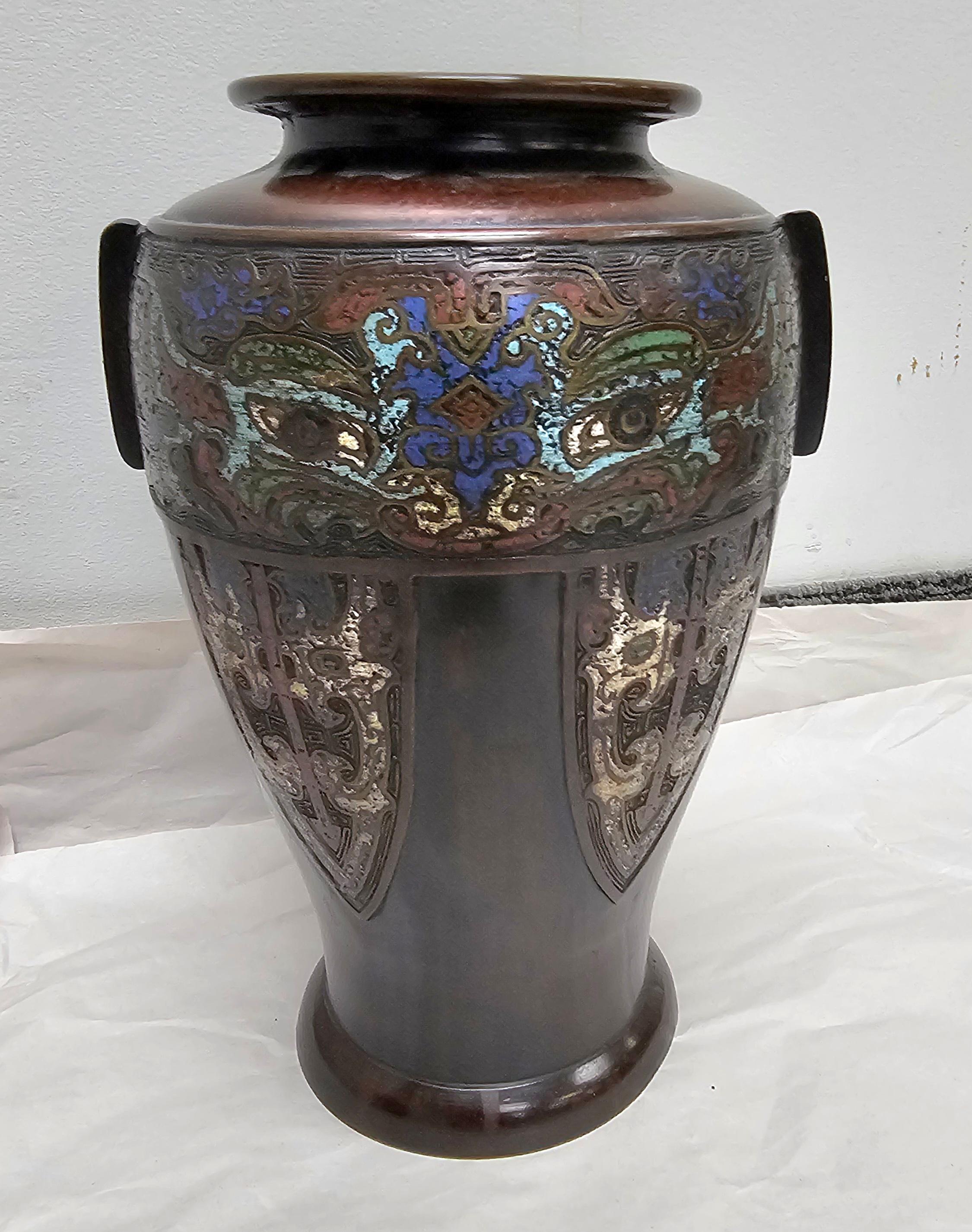Poli Vase japonais en bronze décoré d'émail champlevé en vente